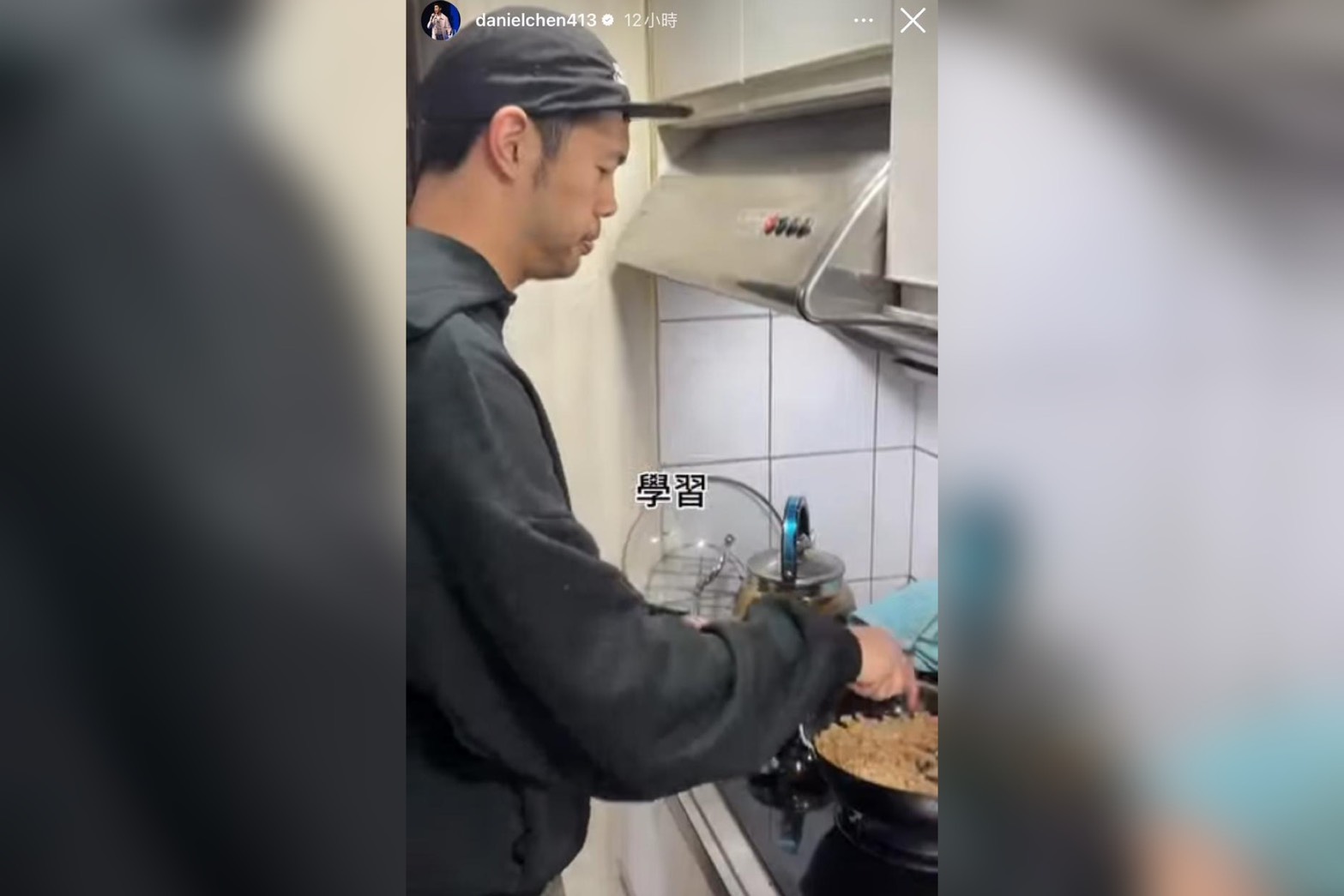 陳大天拿鍋鏟炒菜脯。（翻攝自陳大天IG）