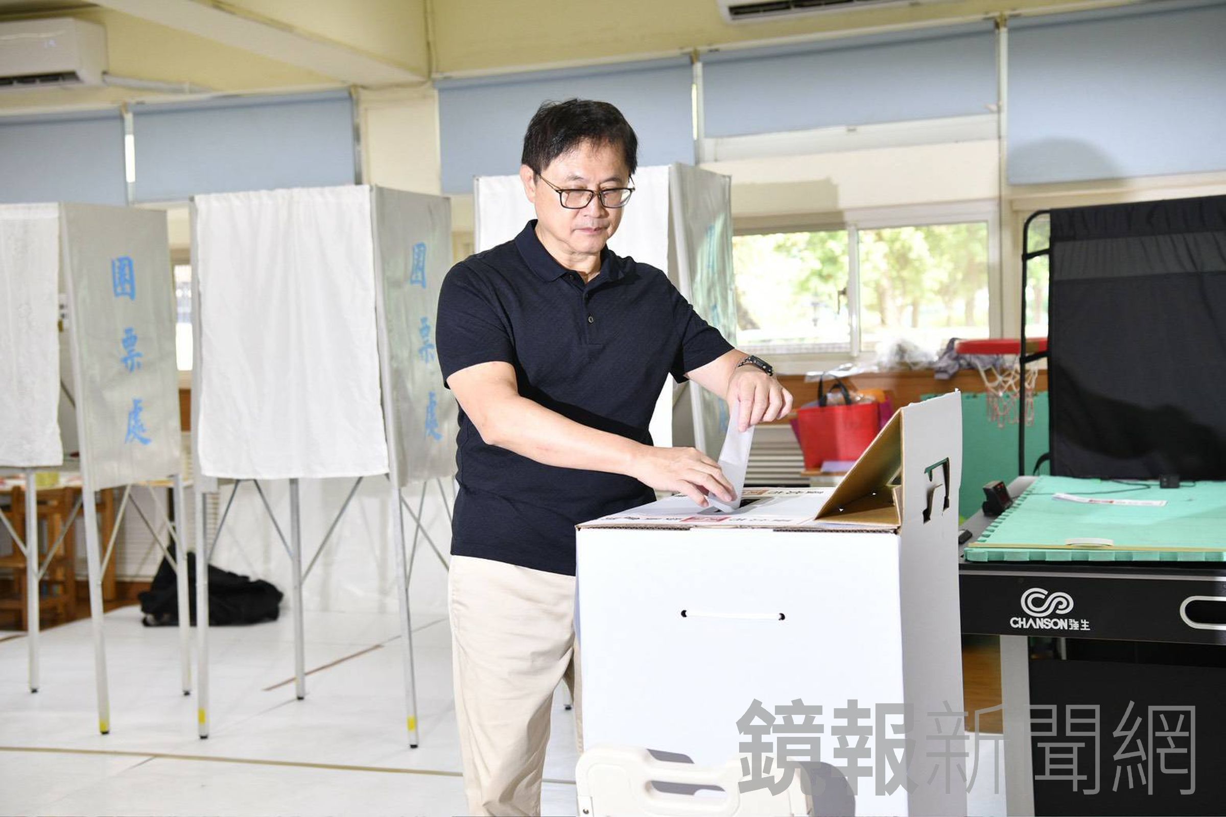 和碩集團董事長童子賢現身投票所。（鏡報李智為攝）