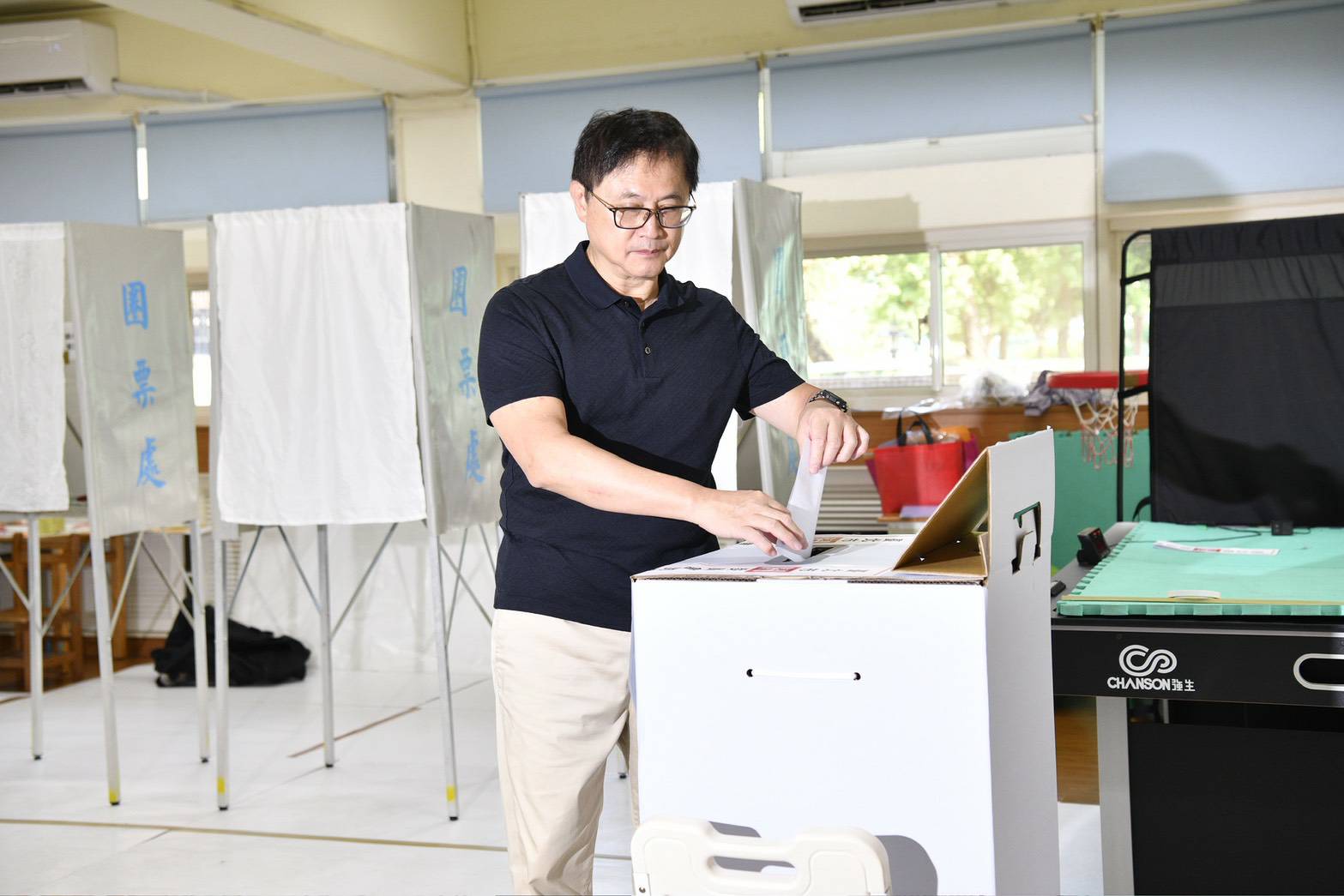 和碩集團董事長童子賢現身投票所。（鏡報李智為攝）