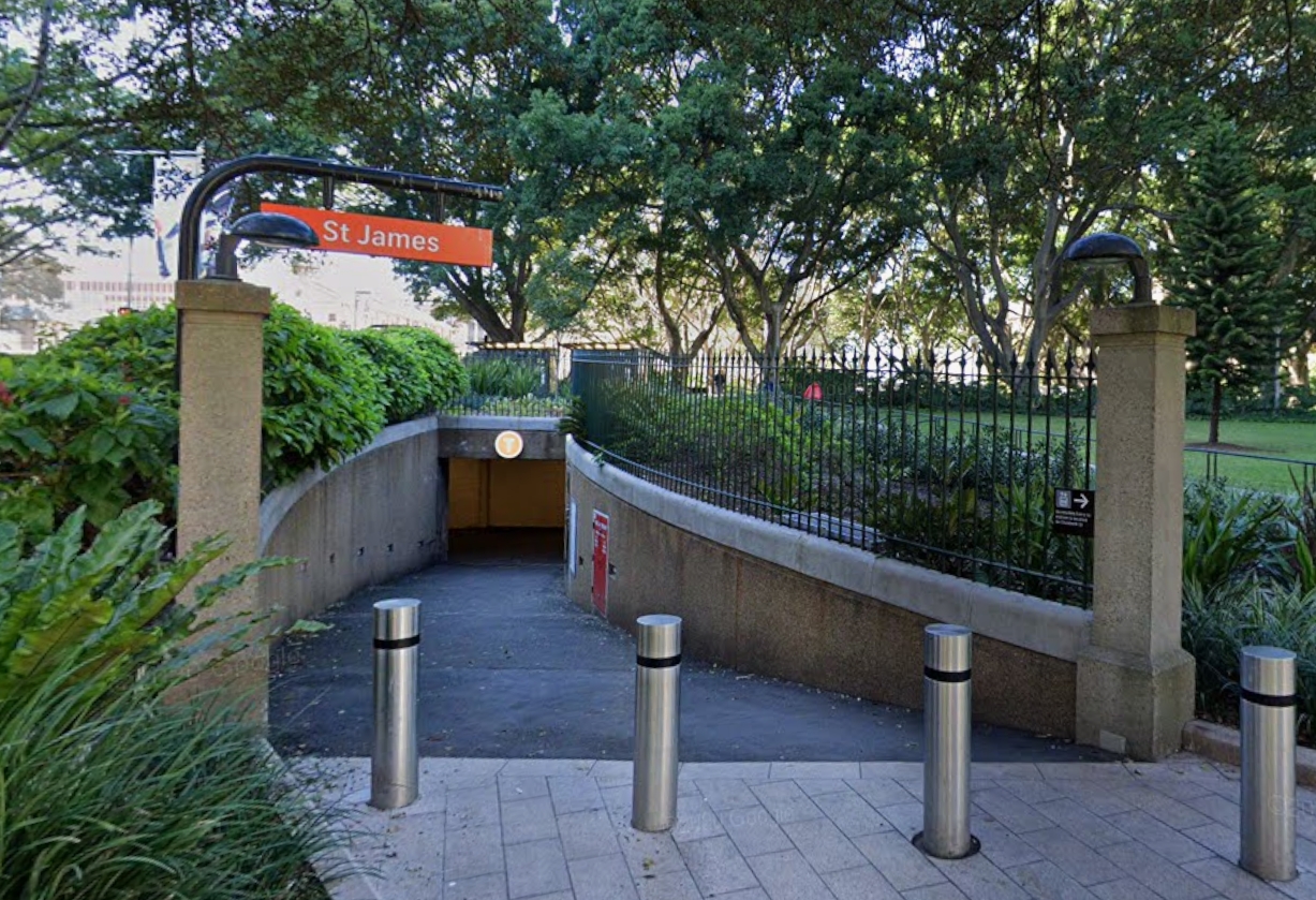 雪梨海德公園內的聖詹姆斯車站出入口旁，一名來自尼泊爾的留學生孤獨倒臥街頭，死亡一個禮拜才終於被車站人員發現。（Google Maps）