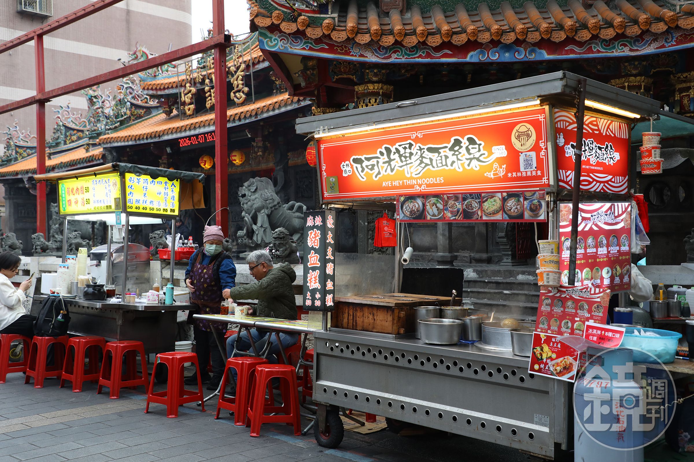 「阿輝麵線」憑著清爽不膩的湯頭與穩定口味，成為士林廟口前人氣最旺的老攤之一。