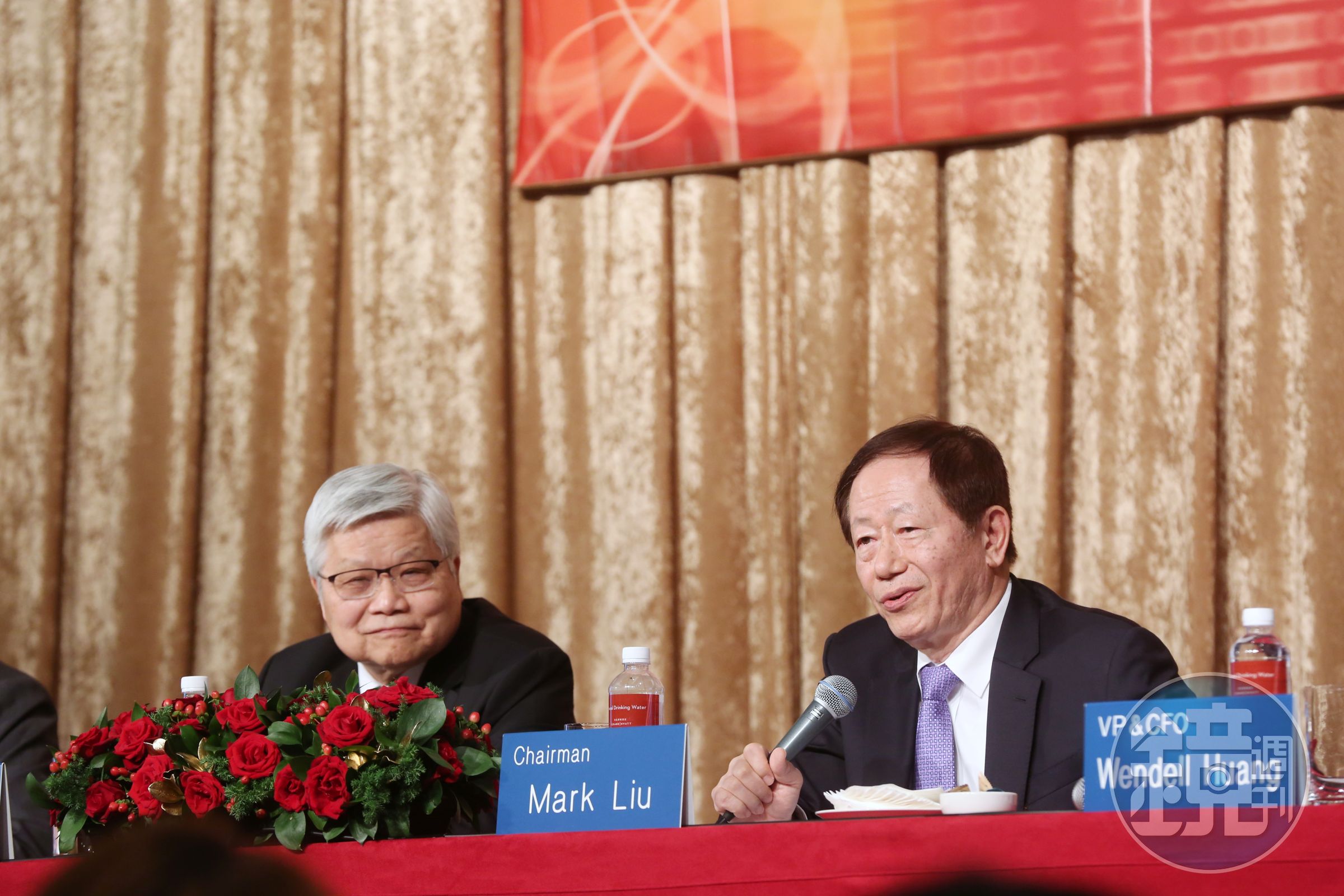 台積電董事長劉德音（右）在法說會上，公開退休真正原因。