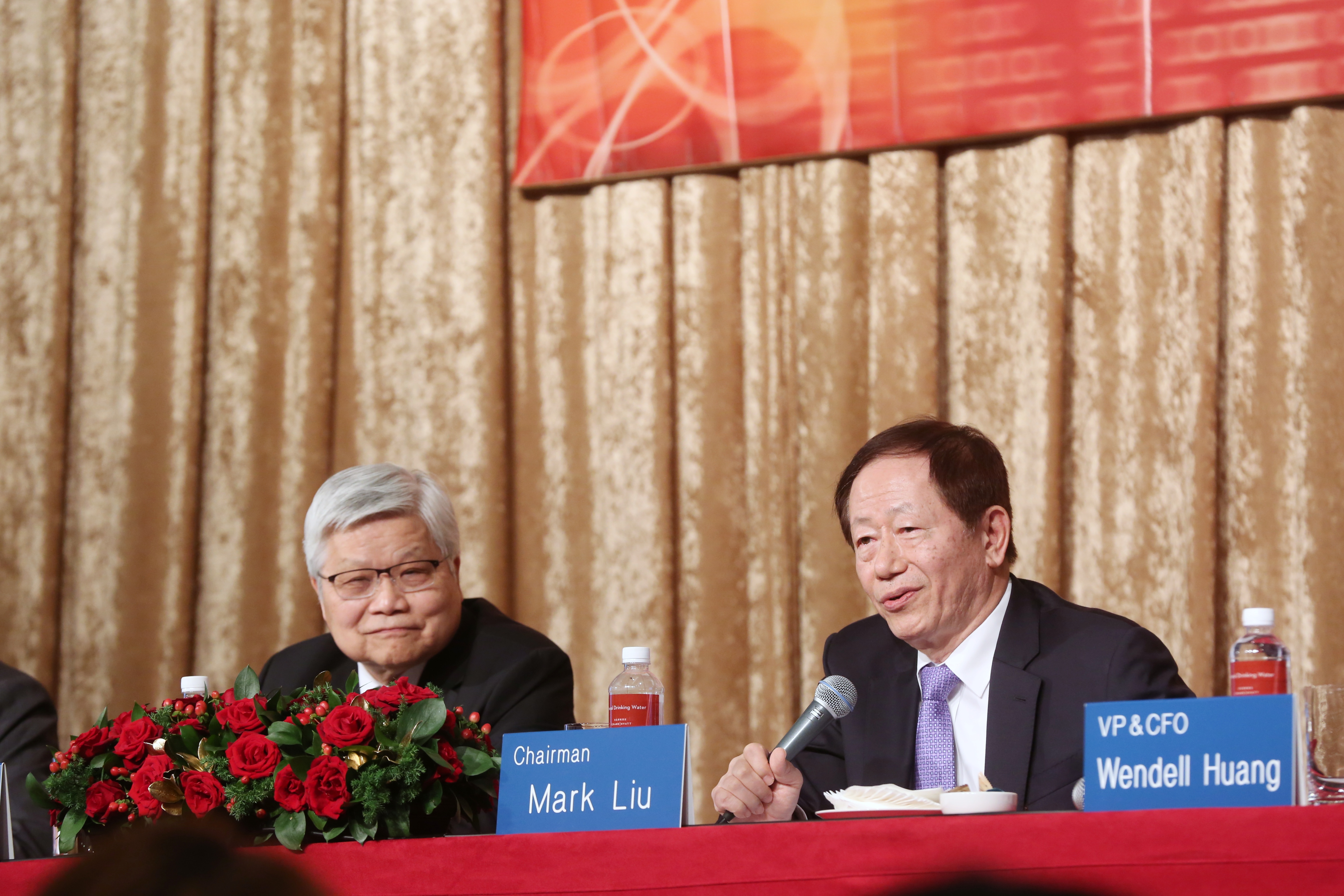 台積電董事長劉德音（右）在法說會上，公開退休真正原因。