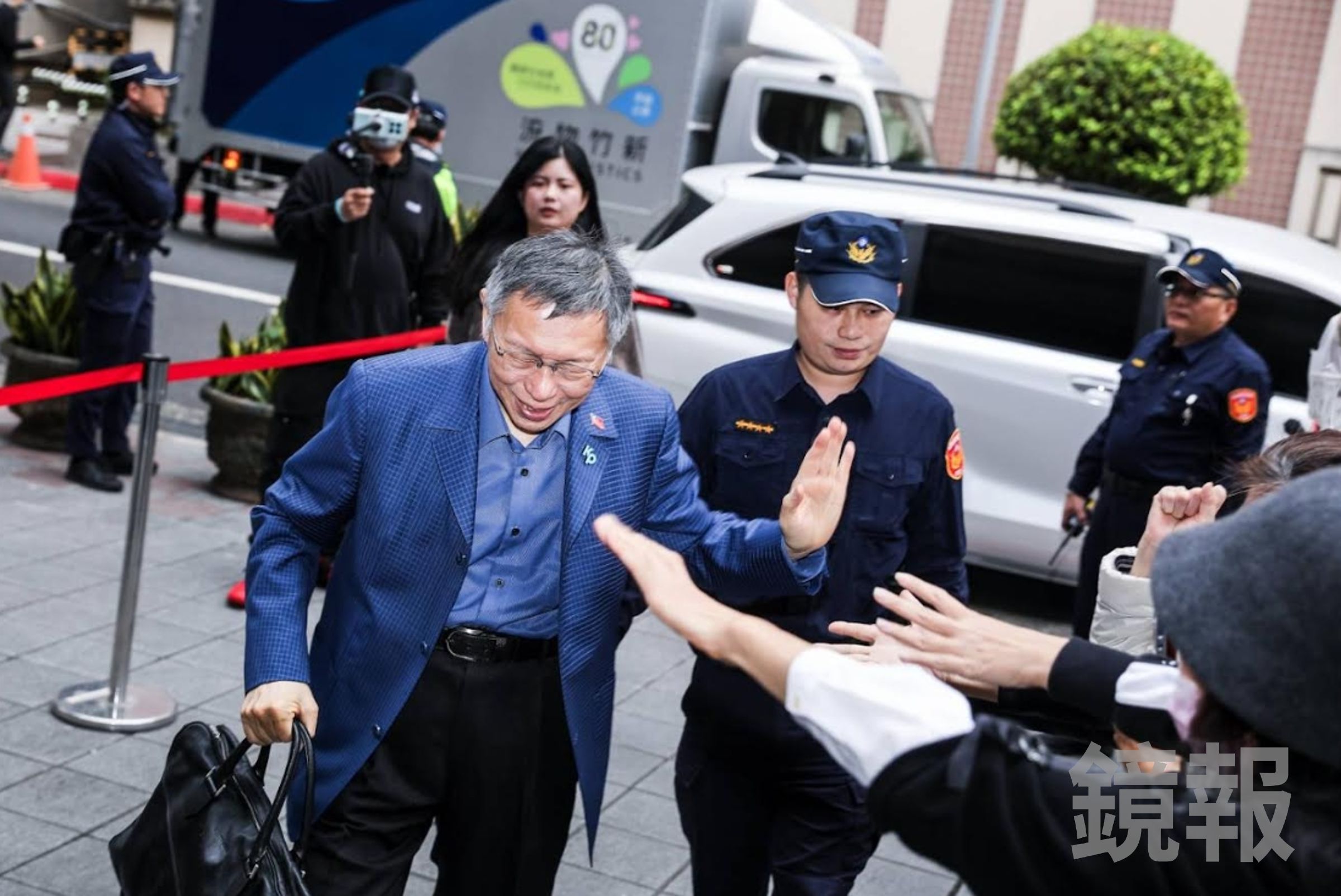 柯文哲在支持者夾道喊「阿北加油」下出庭。（鏡報鄒保祥）