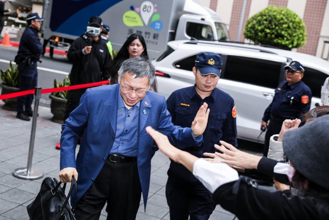 柯文哲在支持者夾道喊「阿北加油」下出庭。（鏡報鄒保祥）