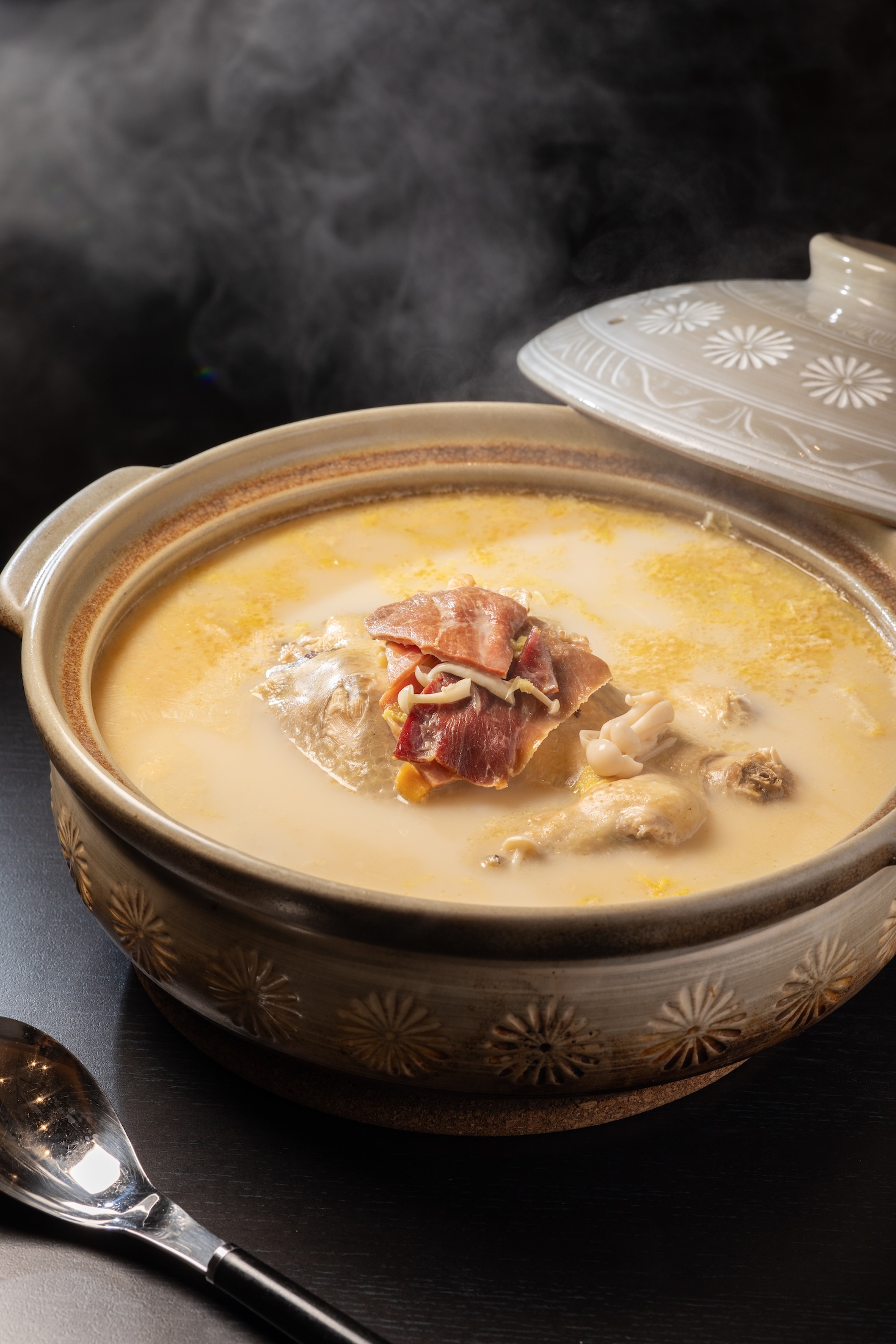 「香濃砂鍋雞湯」以老母雞、金華火腿、赤肉與梅頭肉熬湯,呈現濃白湯色。