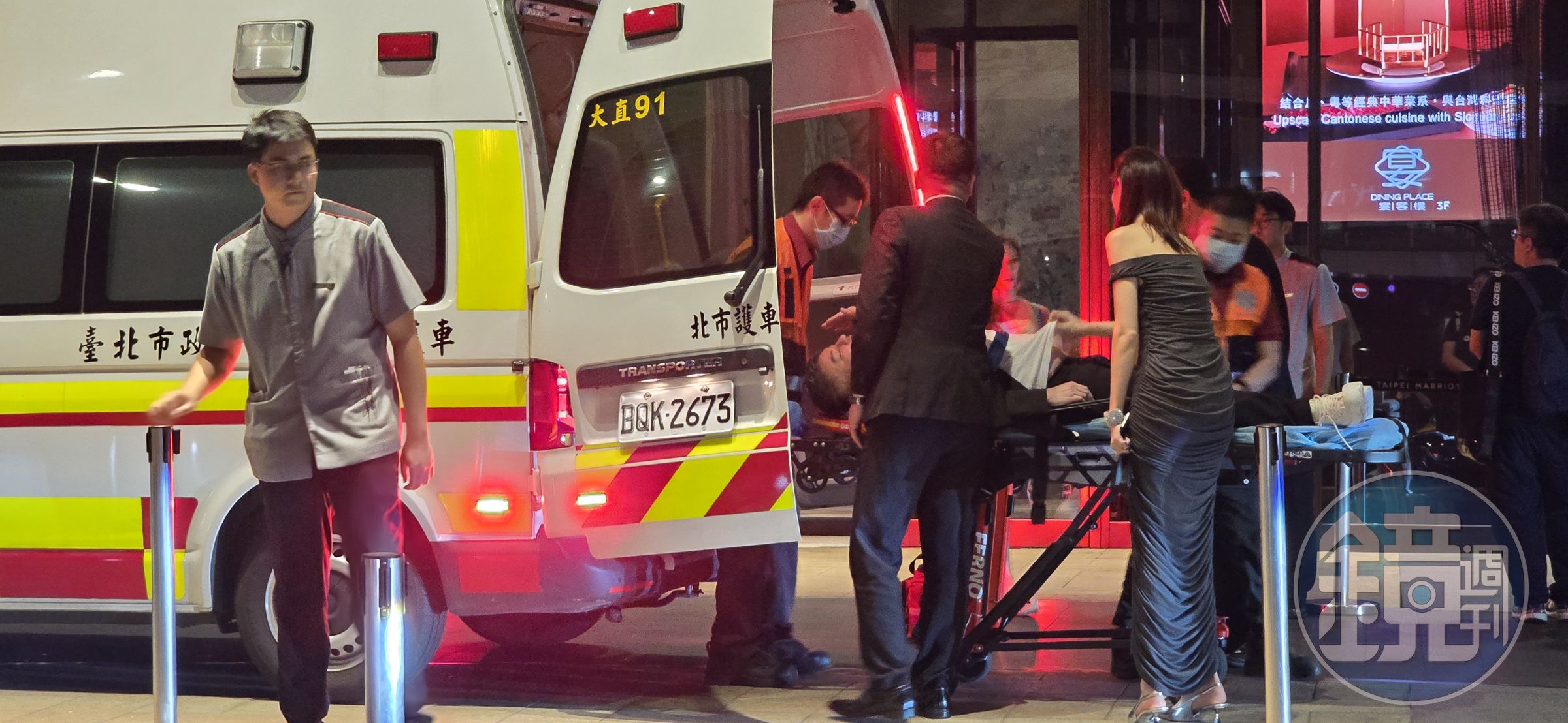 詹仁雄被攙扶到救護車前後,被抬上擔架上車送醫。