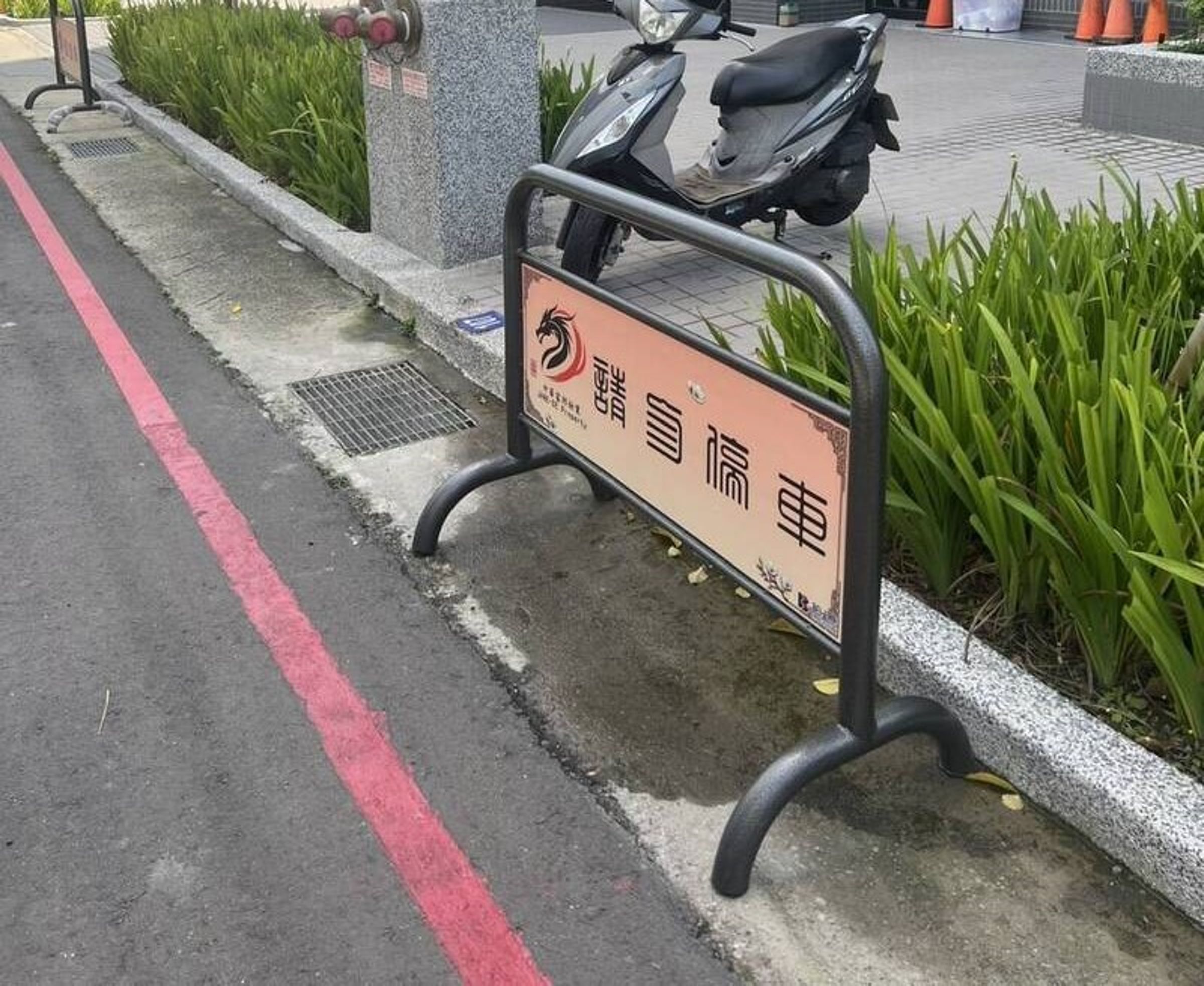 台中豐原區富陽路上的紅線是人為繪製，連警察都被騙。（民眾提供）