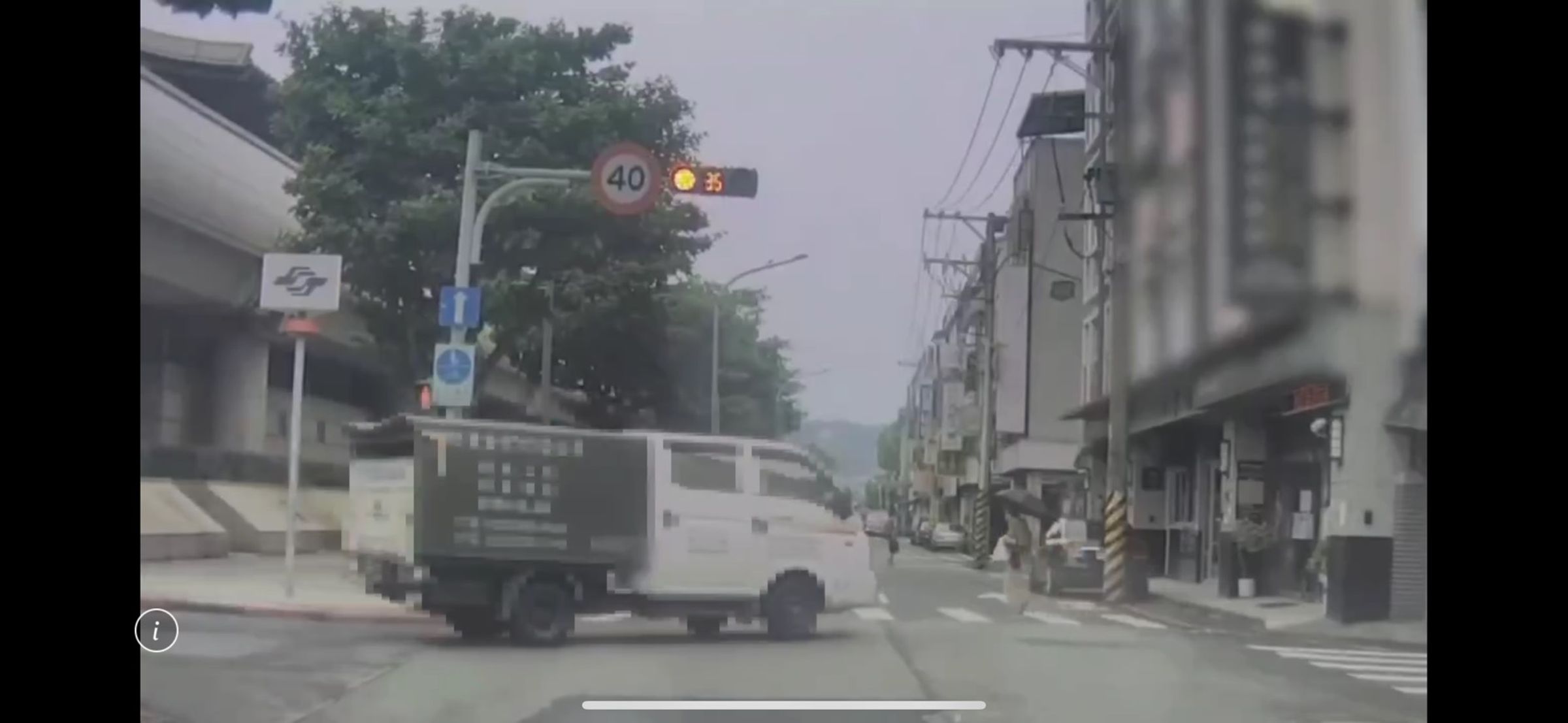 鄭姓婦人走斑馬線過馬路時遭左轉小貨車撞上身亡。(翻攝畫面)