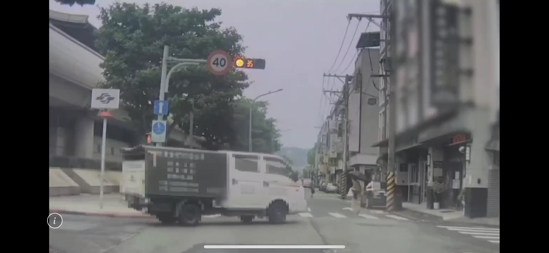 鄭姓婦人走斑馬線過馬路時遭左轉小貨車撞上身亡。（翻攝畫面）