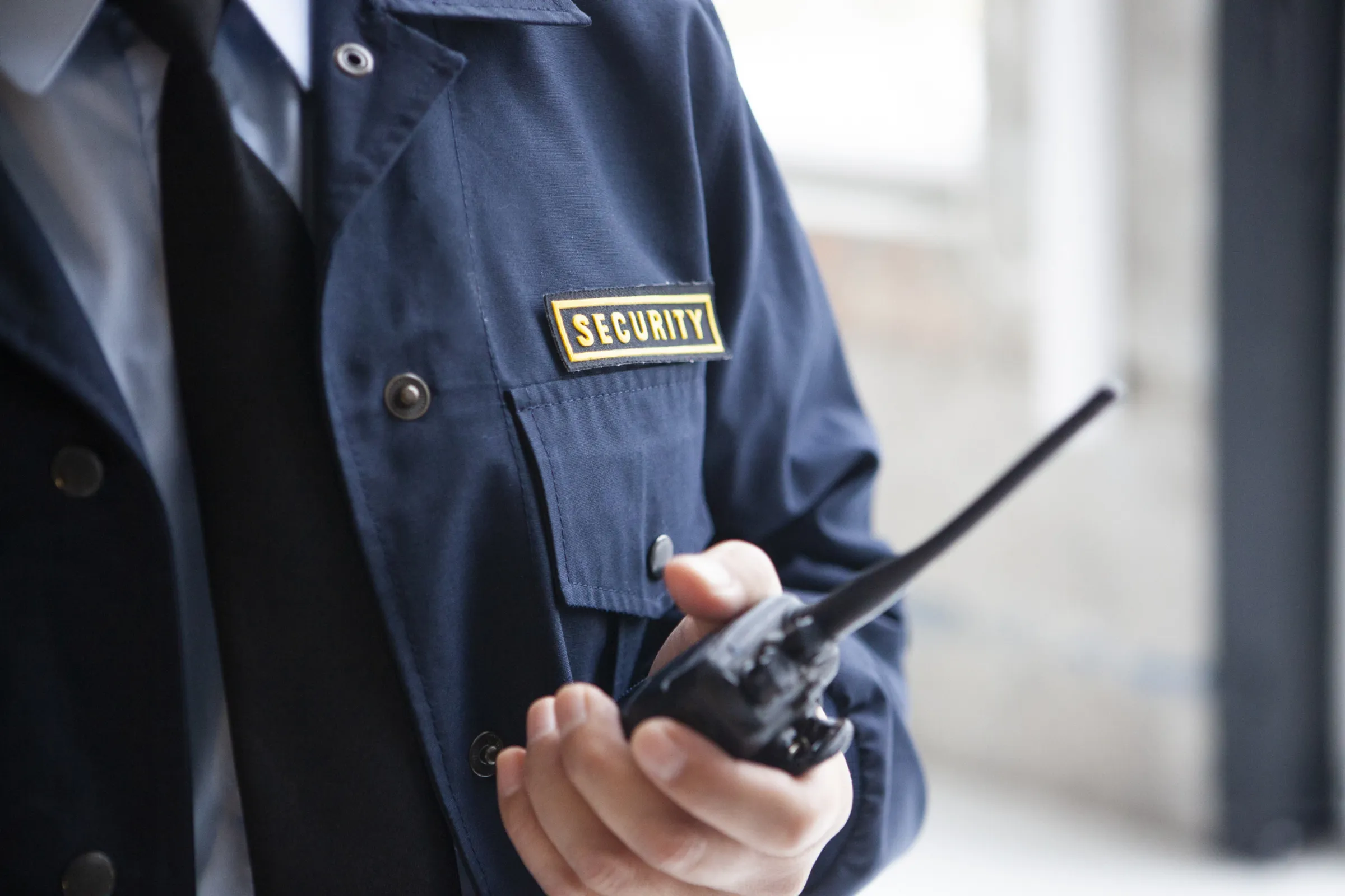 名保全抱怨被住戶投訴上班只會滑手機，於是開始認真糾舉社區違規，卻讓住戶更反彈。（示意圖，photoAC）
