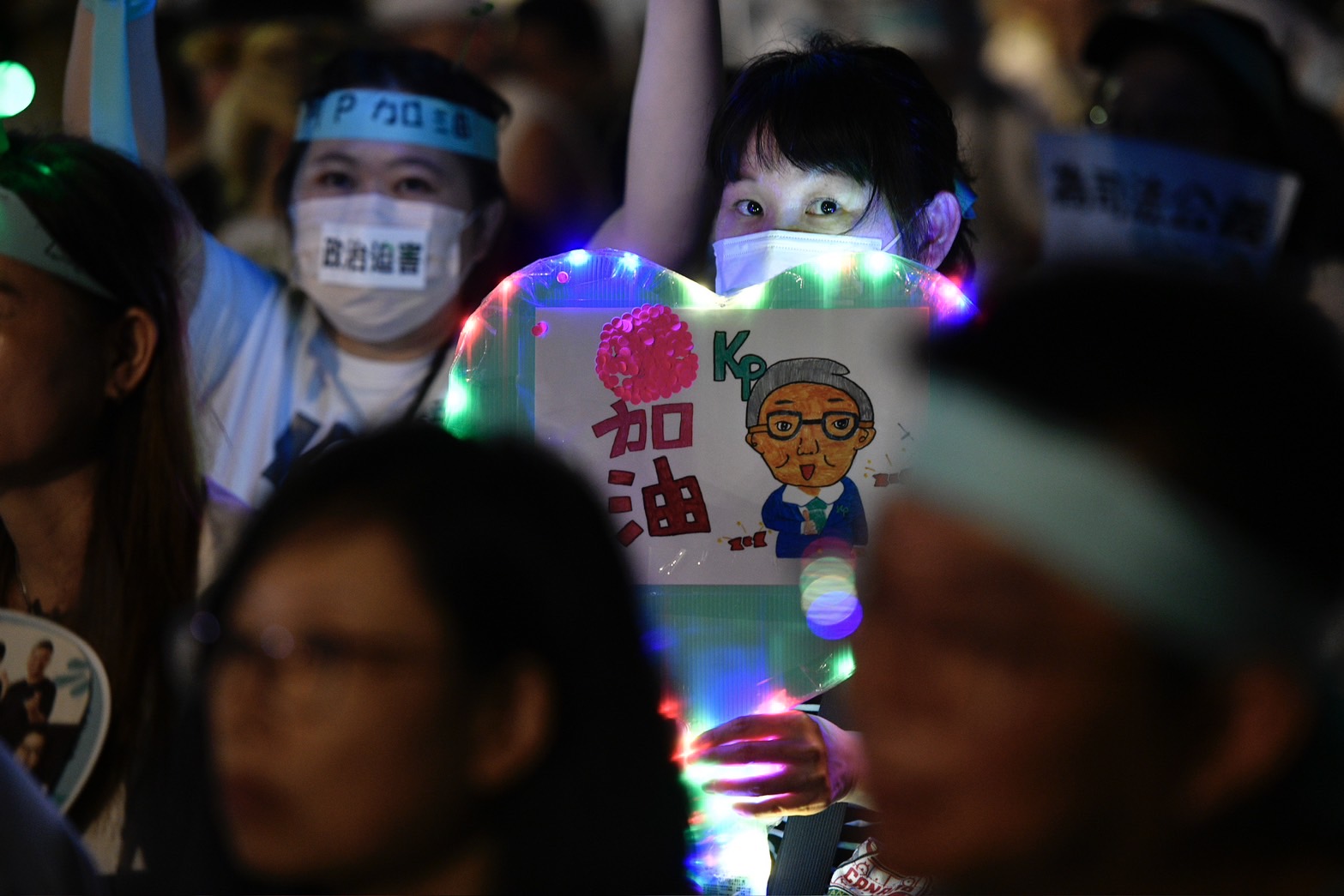 支持者自製柯文哲的扇子相挺。