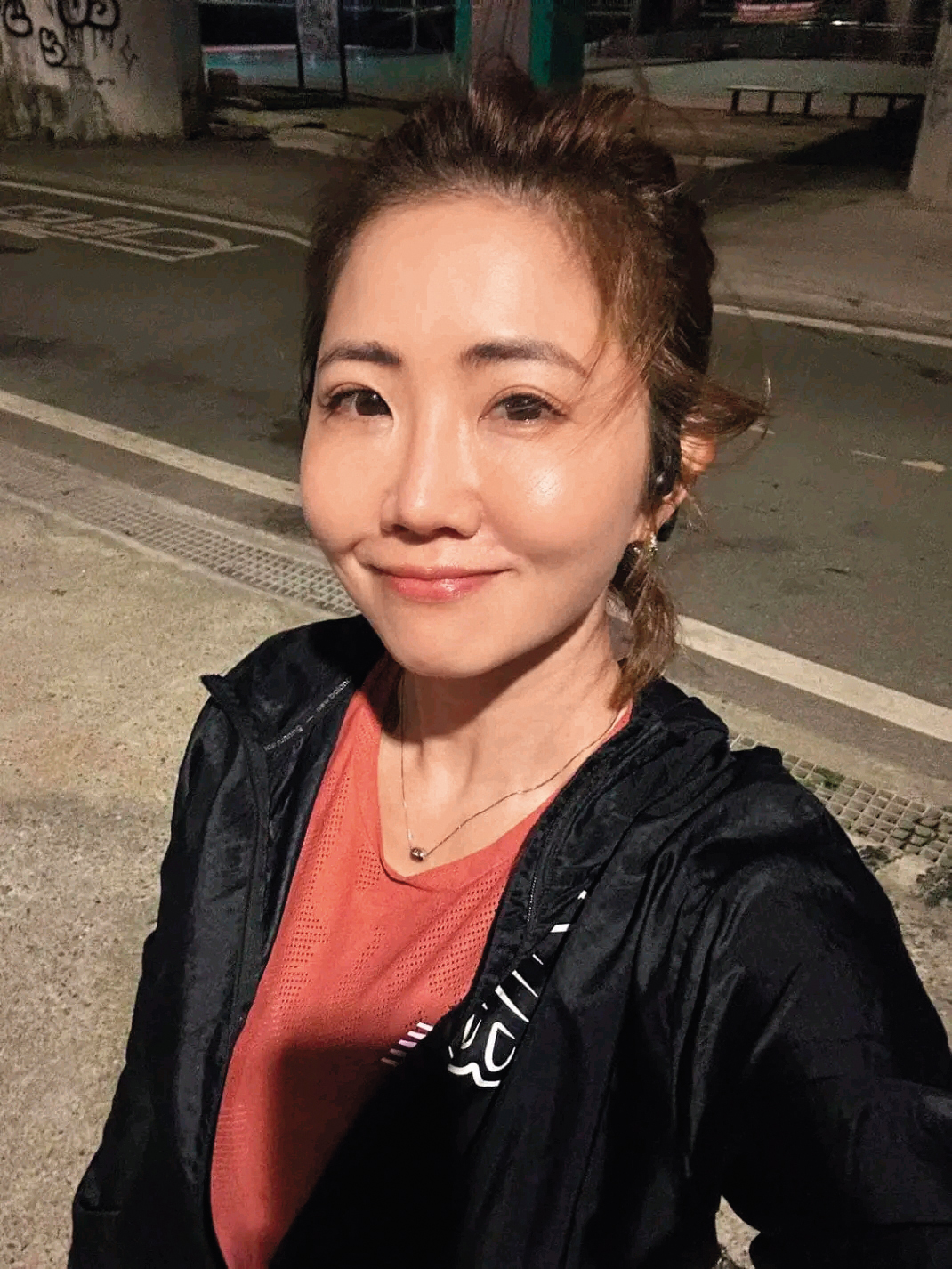 謝忻和阿翔風聲傳出時，直奔馬來西亞和黑衣男約會。（翻攝自謝忻臉書）