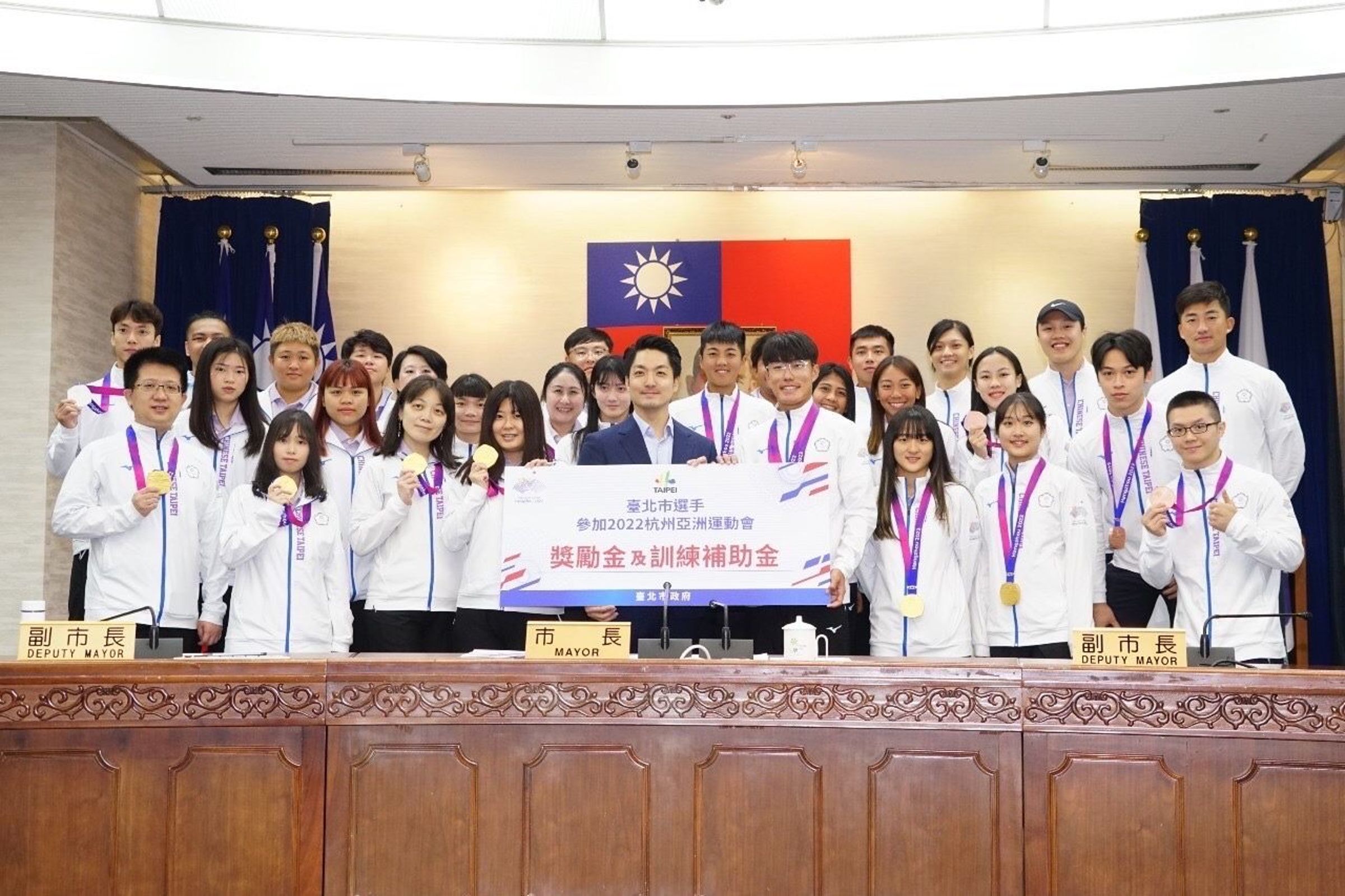 台北市長蔣萬安表揚亞運會選手優異表現,頒贈獎補助金,網球選手許育修代表受贈。(北市府提供)