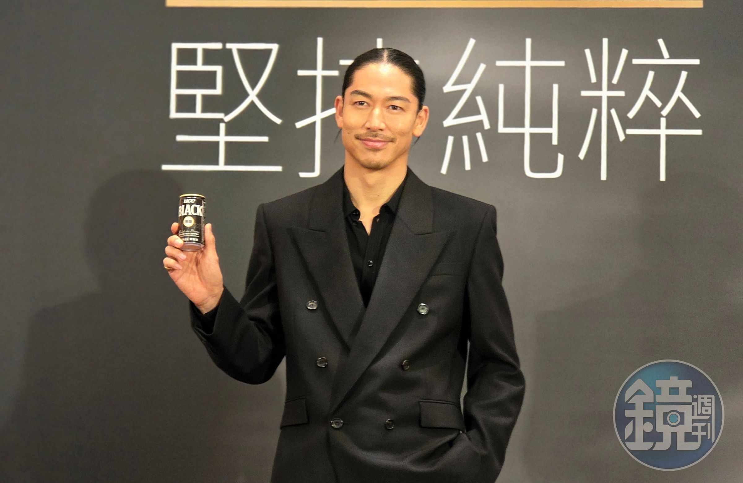 AKIRA今日出席咖啡代言活動,自曝曾送咖啡探班老婆林志玲。