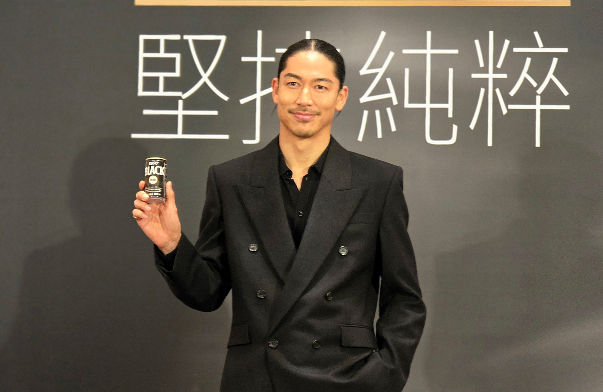 AKIRA今日出席咖啡代言活動，自曝曾送咖啡探班老婆林志玲。