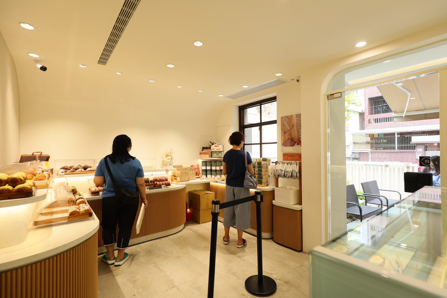 「獻iminding」不僅店內空間窗明几淨，店內工作人員還會依照人流情況安排客人入內，提供舒適的選購空間。