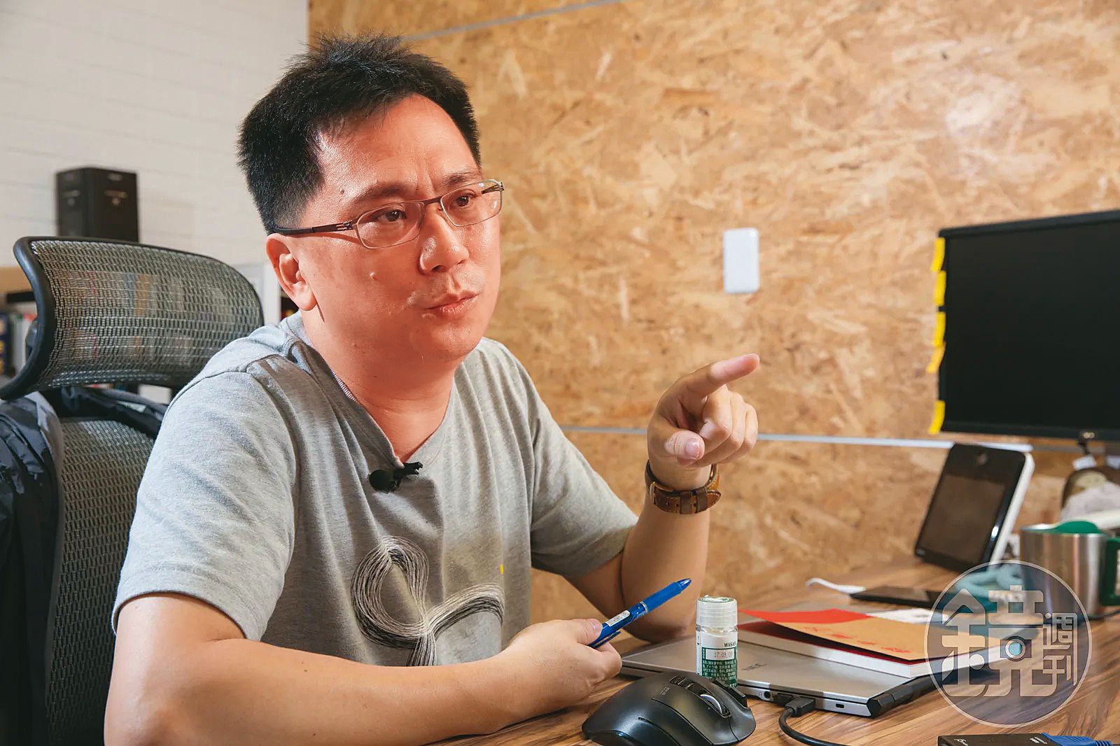 486先生被網友發現所販售的「抗中保台對講機」，實際上疑似來自中國深圳淘寶貨源。（攝影組）