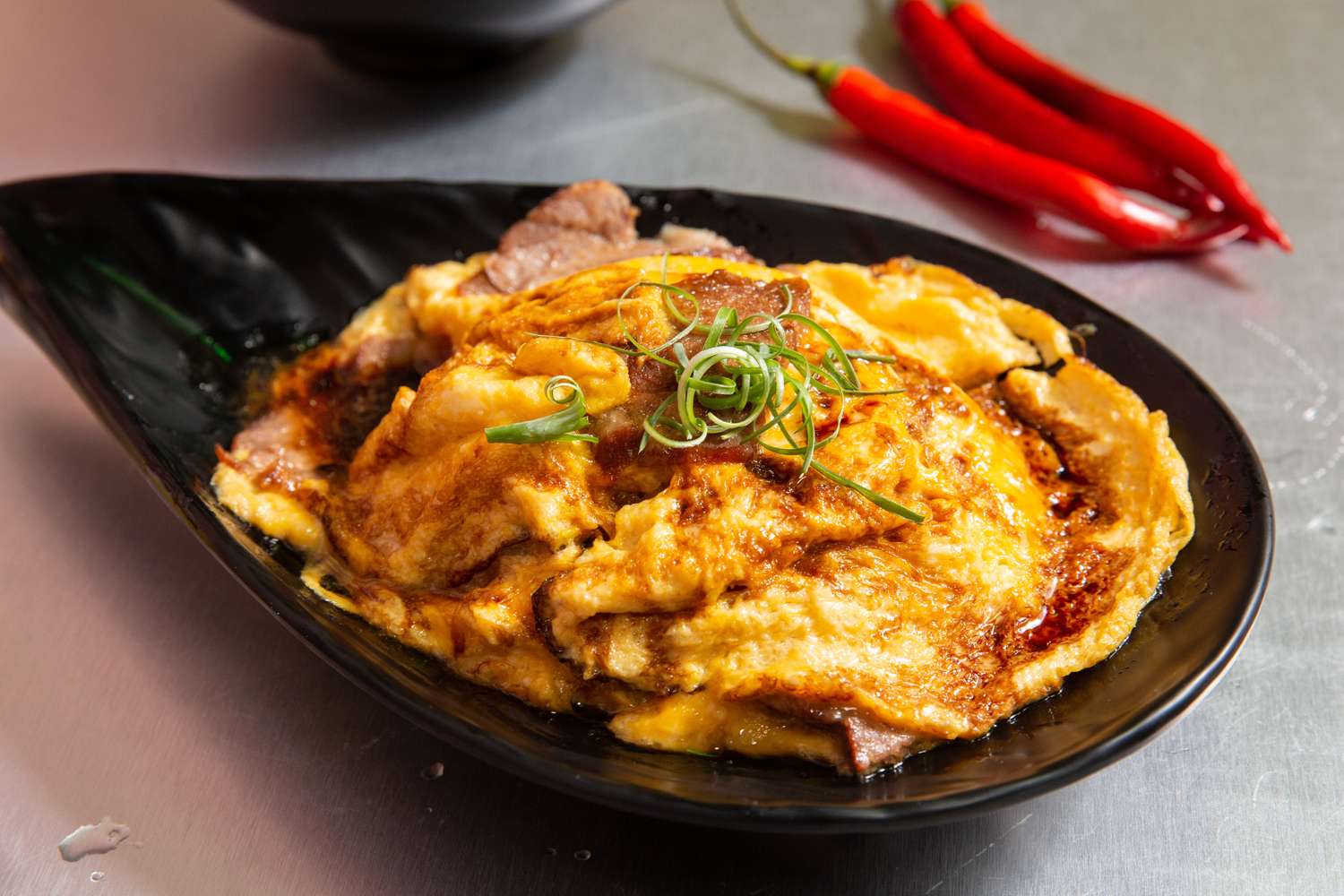 熱銷的滑蛋叉燒飯淋上特製醬汁，港味十足。　（160元／份）