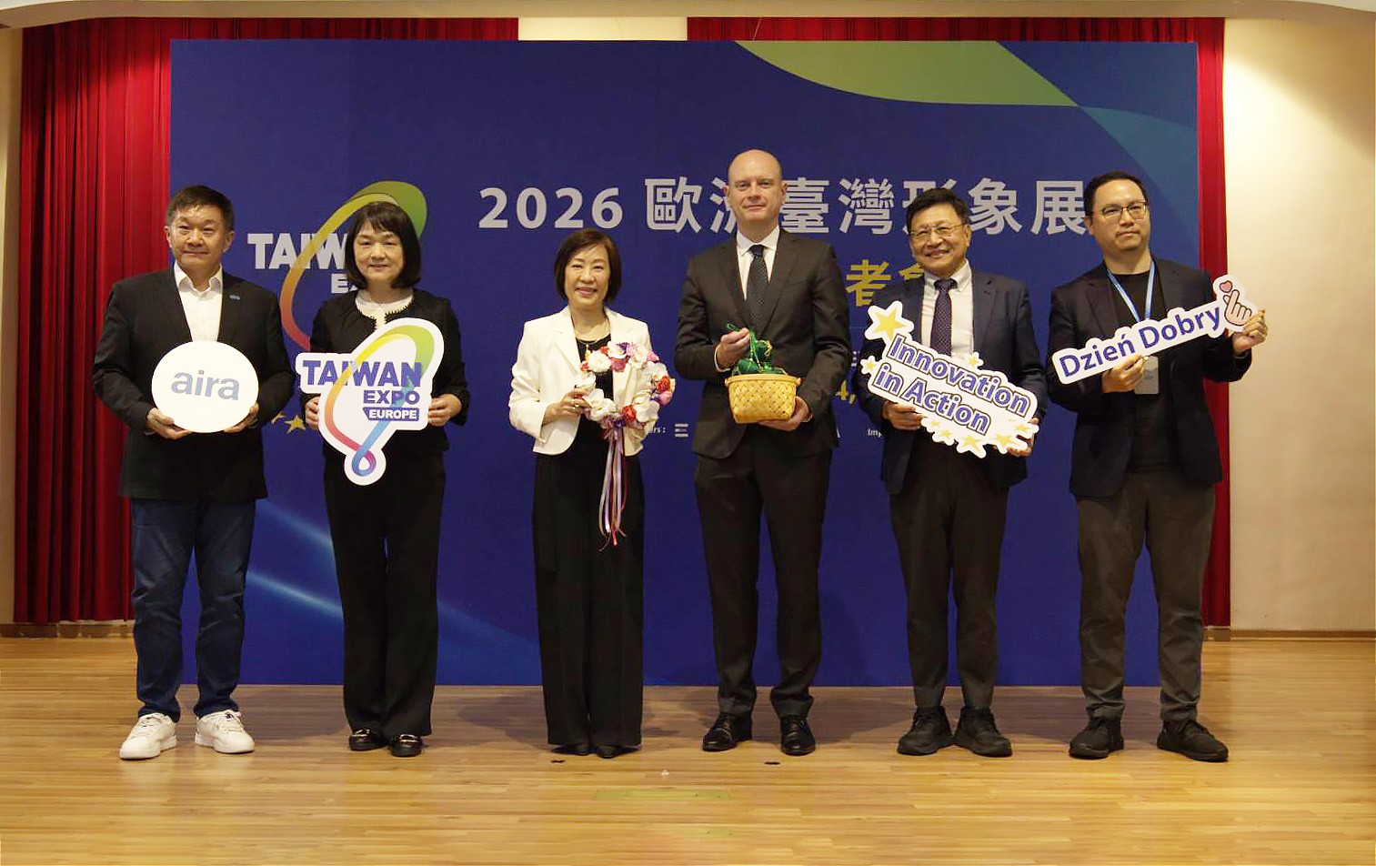 經濟部次長江文若(左3)與波蘭駐台代表處長(右3)Janusz Bilski合影。(經濟部提供)