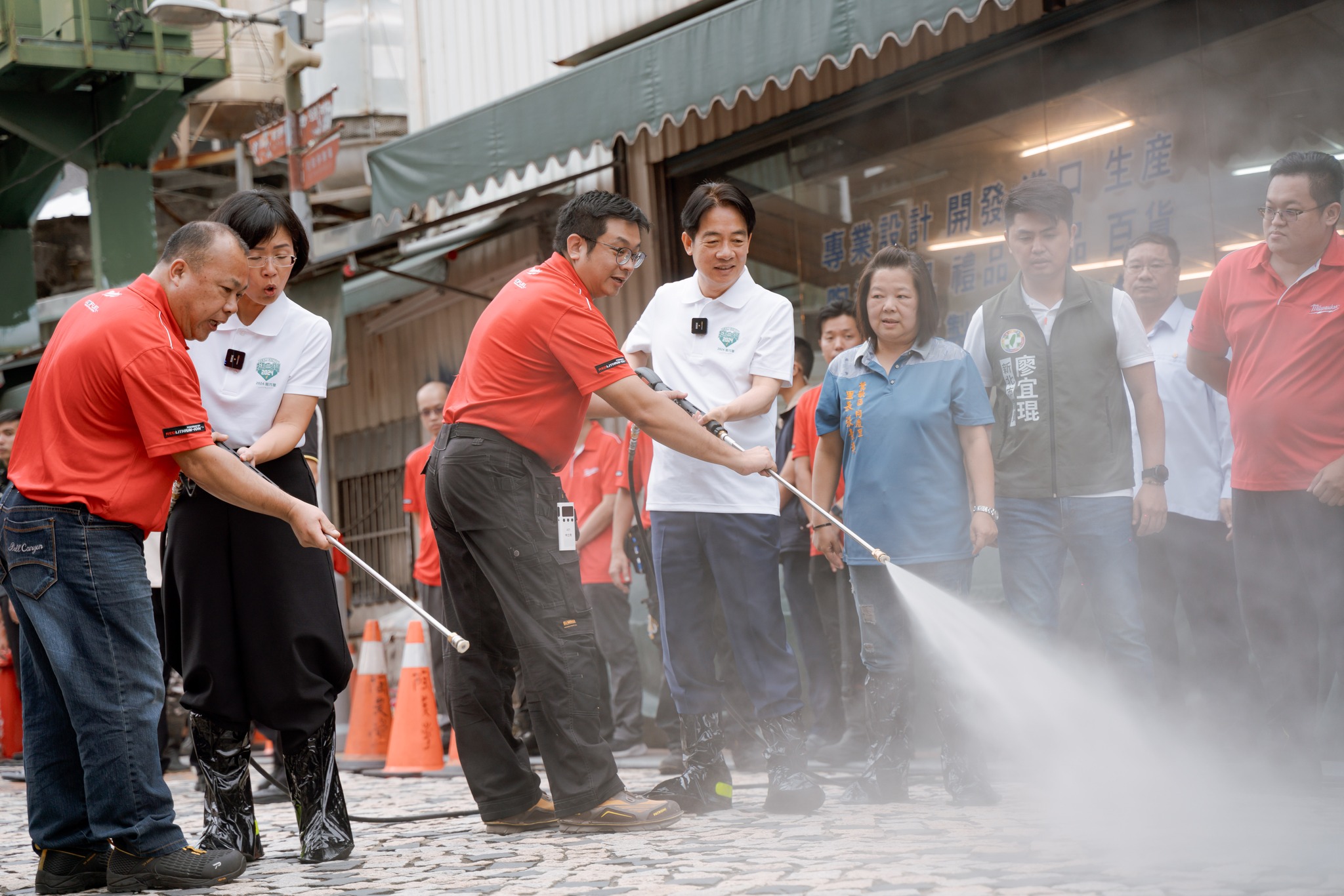 暢銷書《做工的人》作者林立青(左3)發文回應前員工爆料職場霸凌。(翻攝自林立青臉書)