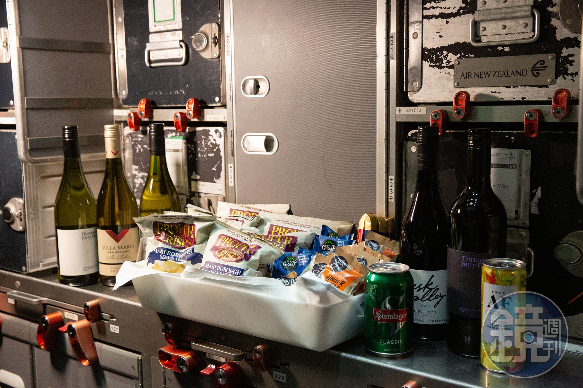 供餐結束後,機艙會布置Minibar,提供零食與紅、白酒,旅客不必等到下一次供餐,也能隨時補充小點心。