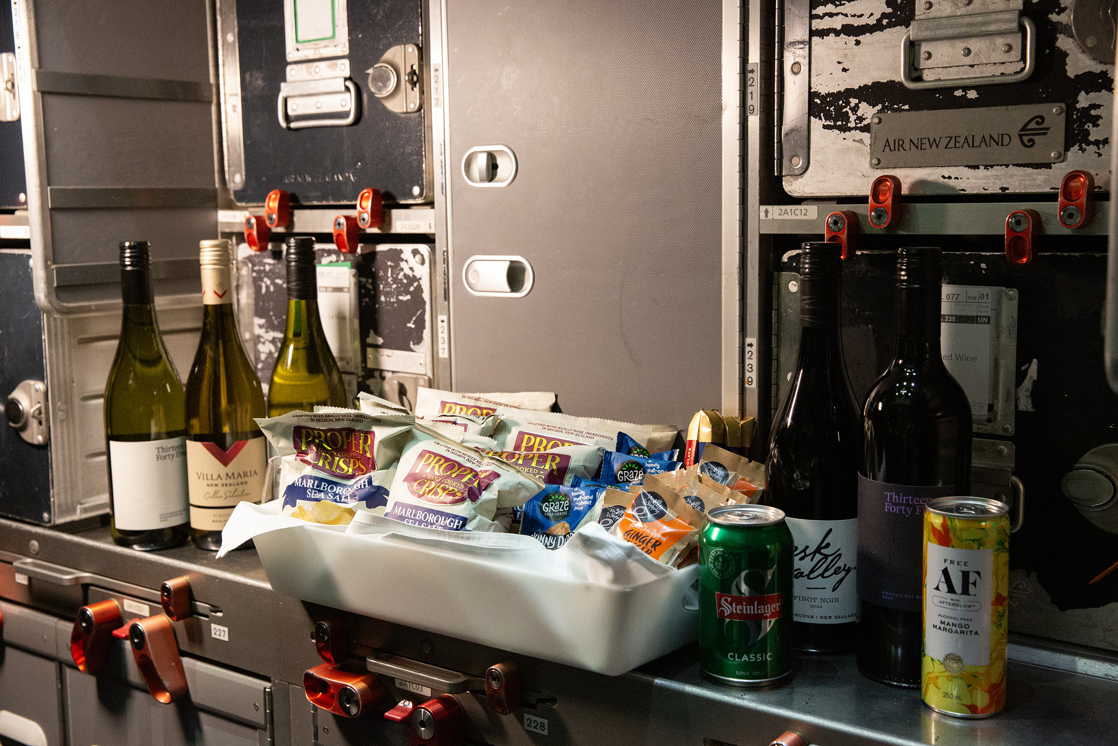 供餐結束後，機艙會布置Minibar，提供零食與紅、白酒，旅客不必等到下一次供餐，也能隨時補充小點心。