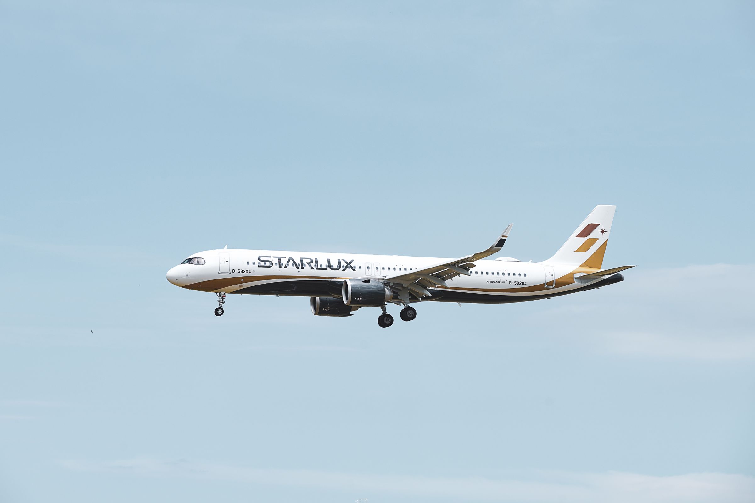 星宇航空全航線85折起，消費滿2萬元即可抽亞洲不限航點商務艙機票、星野住宿券與SNOOPY周邊好禮。（星宇航空提供）