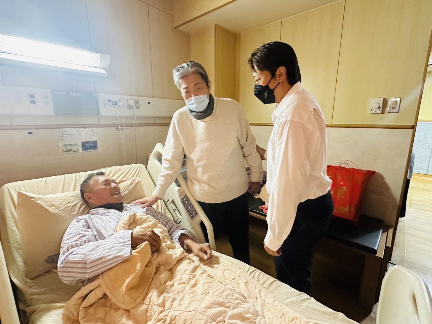 花蓮縣光復鄉大馬村長王梓安因積勞成疾，住院開刀動手術。（翻攝自臉書@魏嘉賢）