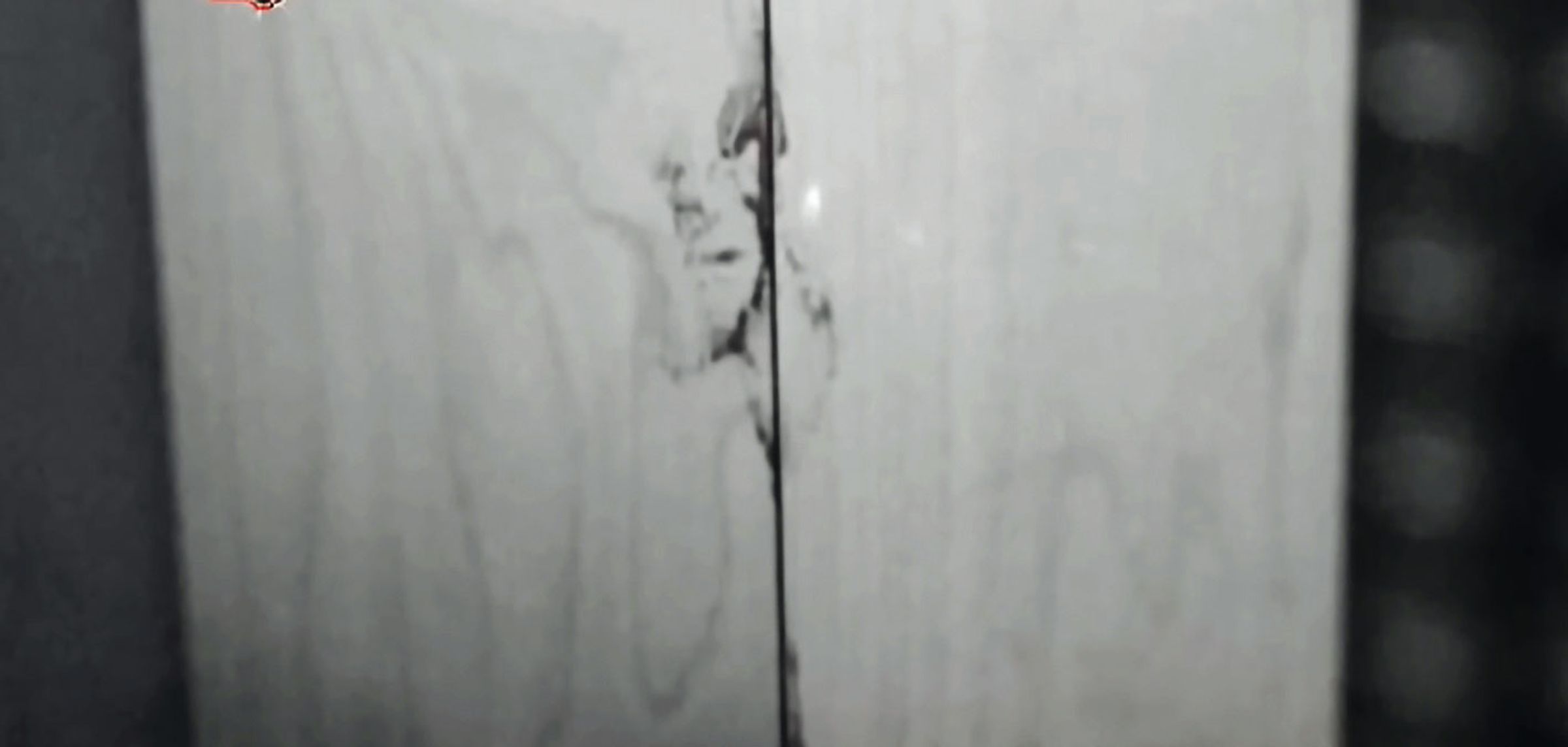 唐男虎口被顏妻咬傷，血跡留在樓梯扶手（圖），唐男清理現場時沒注意，後被鑑識人員找到，成了殺人鐵證。（東森新聞提供、翻攝畫面）