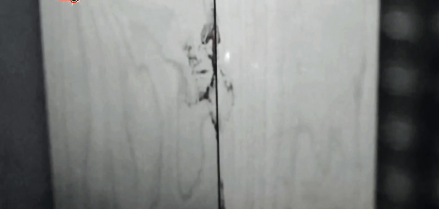 唐男虎口被顏妻咬傷,血跡留在樓梯扶手(圖),唐男清理現場時沒注意,後被鑑識人員找到,成了殺人鐵證。(東森新聞提供、翻攝畫面)