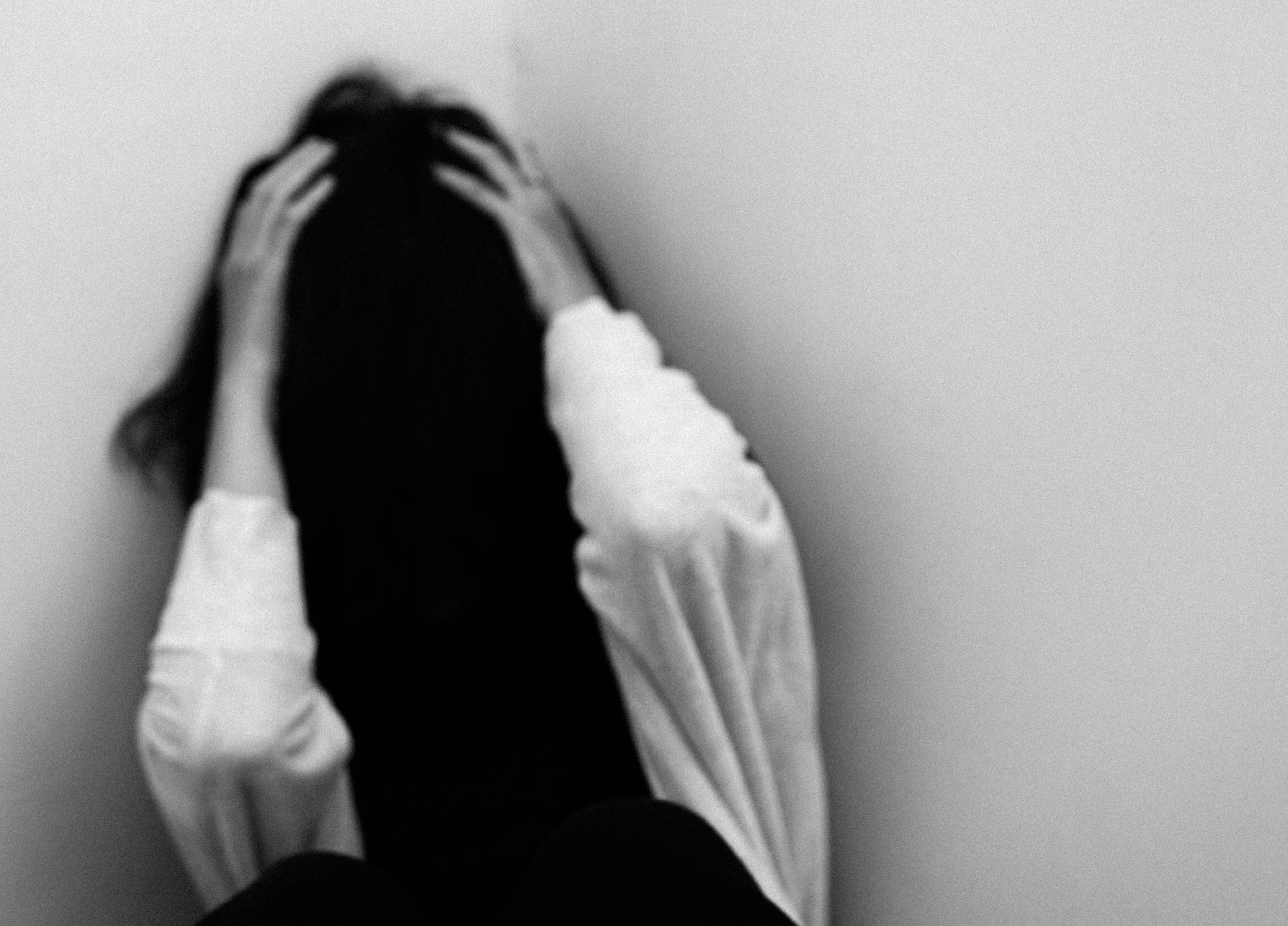 苗栗竹南鎮驚悚案件,少女赤腳逃到早餐店求助,最終法院判繼父2年6個月徒刑。(示意圖,非當事人/pexels)