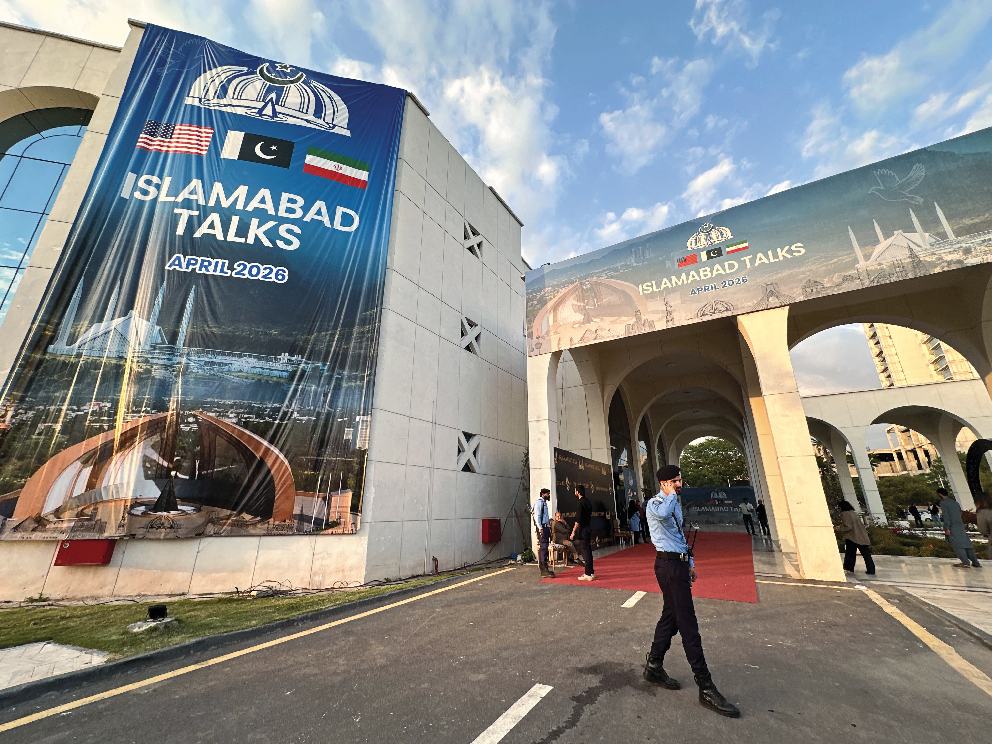 美伊戰爭打了五十多天，雙方先是猛轟快攻，現在則轉成談談打打。圖為美國與伊朗代表團在伊斯蘭馬巴德會談。（東方IC）