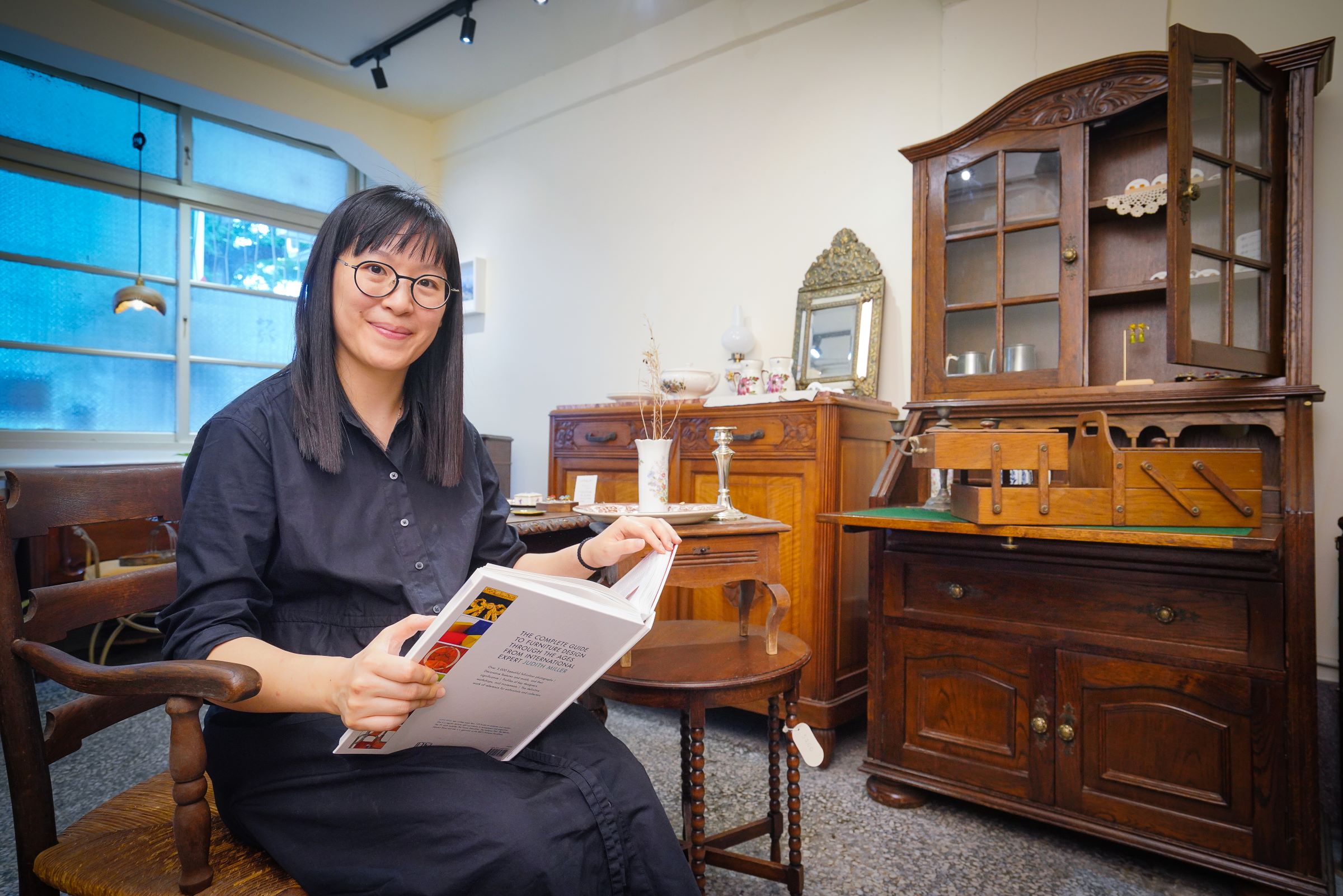 週四待在家蔡宇恩從小學美術，在台是窮學生時代就喜歡買古早物，留學法國念藝術越玩越大愛上了歐洲老物件，還在網路上做起生意。