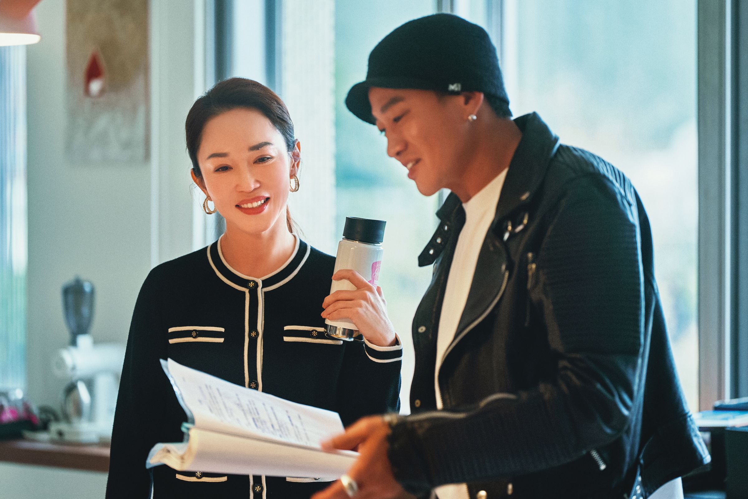 何潤東（右）費時二個月，合組台、港及范文芳（左）等新加坡演員陣容。（大川大立提供）