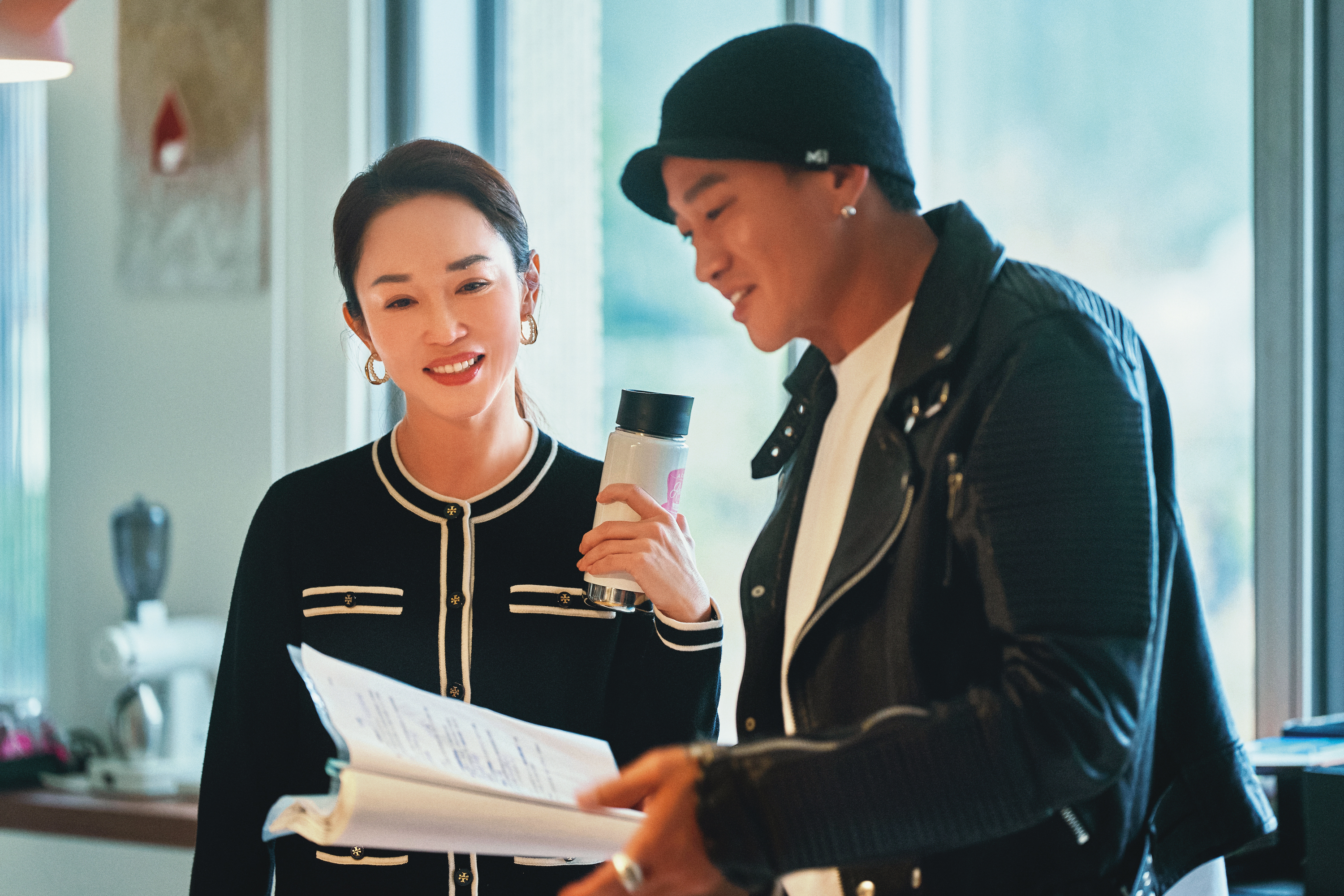 何潤東（右）費時2個月，合組台、港及范文芳（左）等新加坡演員陣容。（大川大立提供）