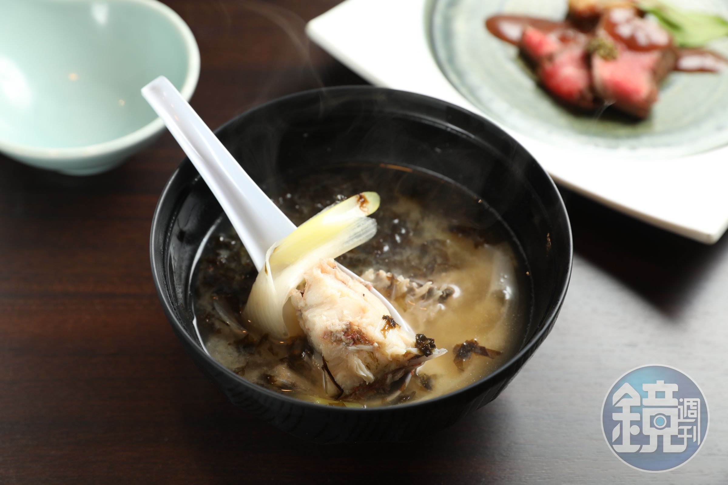 今天吃到的是鯛魚味噌湯。（套餐內容，若需單點，8,800日圓／4人份，約NT$1,889；5人份以上，2,200日圓／人，約NT$472）