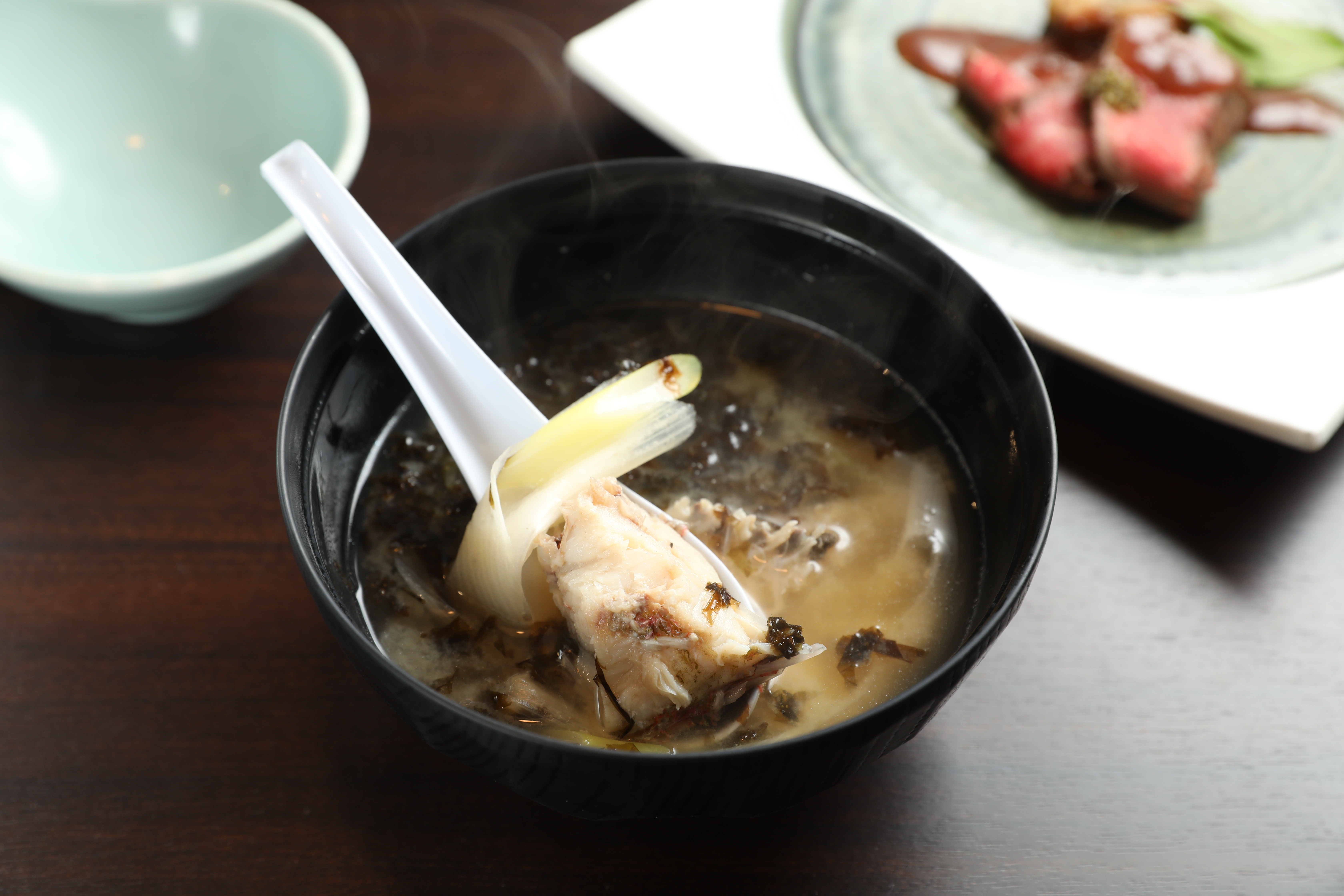 今天吃到的是鯛魚味噌湯。(套餐內容,若需單點,8,800日圓/4人份,約NT$1,889;5人份以上,2,200日圓/人,約NT$472)