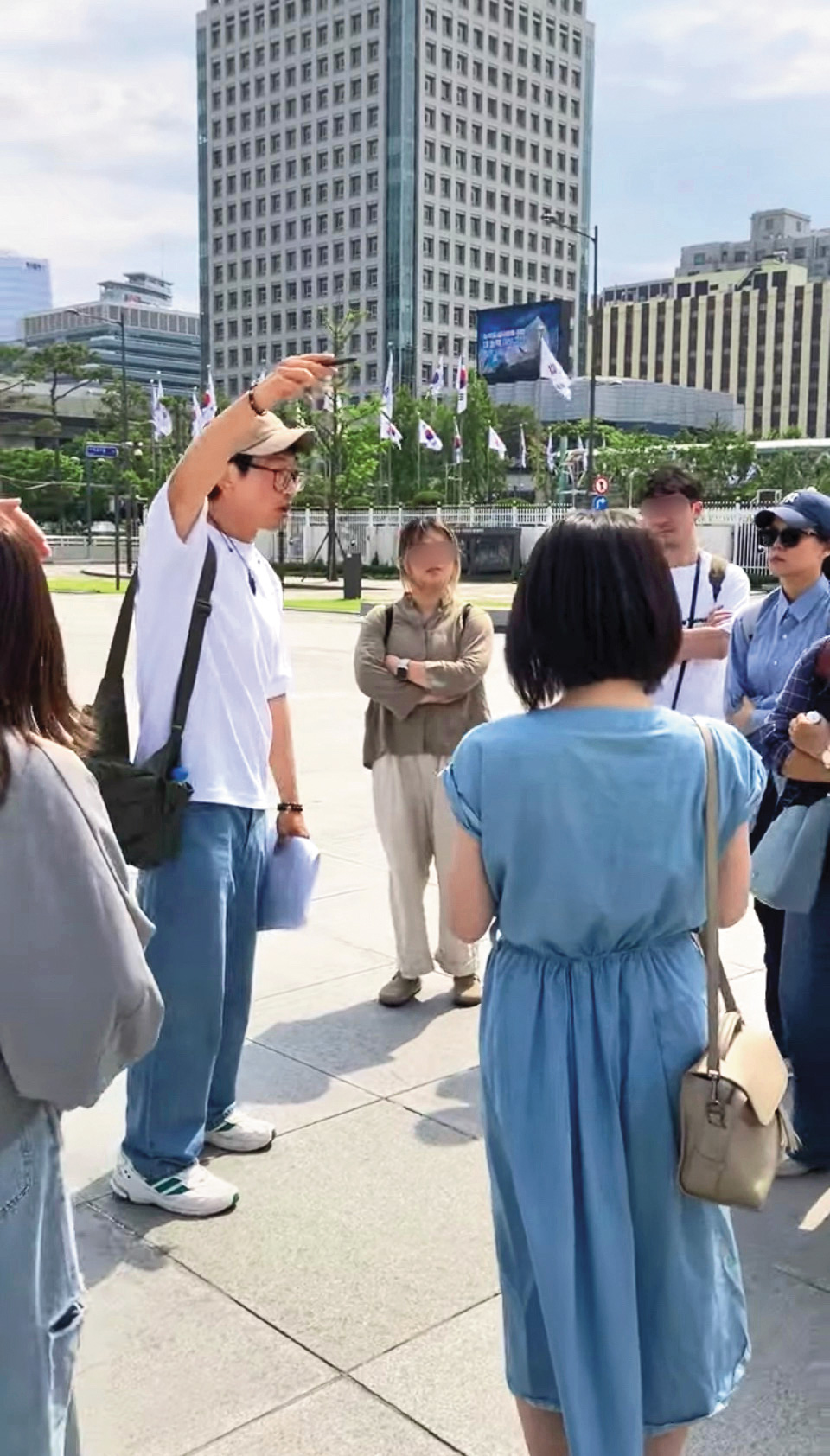 一群台灣讀者自費飛到韓國參加郭奎煥（左1）帶領的Book tour，徒步看見被觀光掩蓋下的首爾。（郭奎煥提供）
