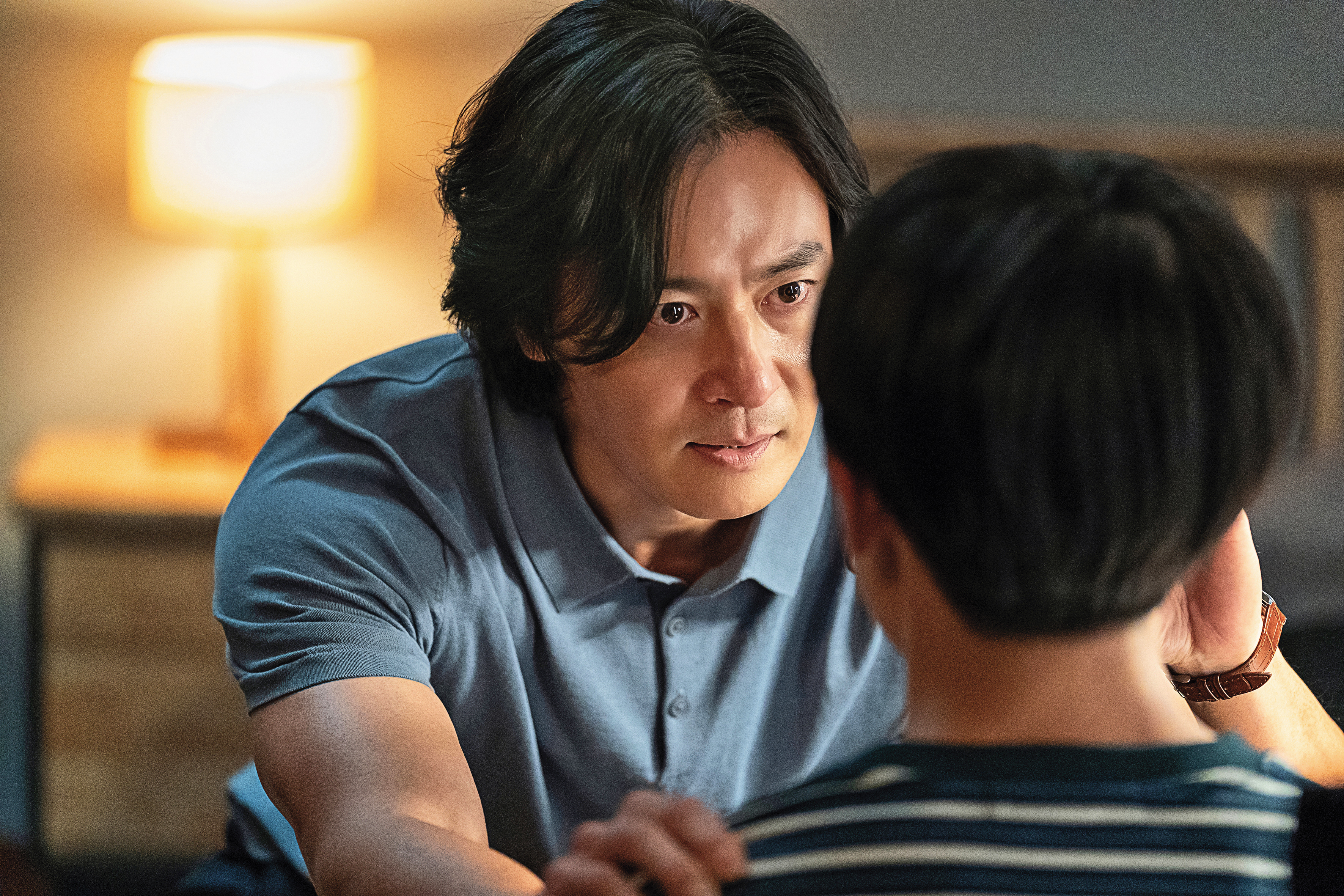 人生勝利組兄弟的孩子一起成了罪犯，張東健飾演富正義感醫生弟弟，價值觀漸漸崩塌。（網銀國際提供）