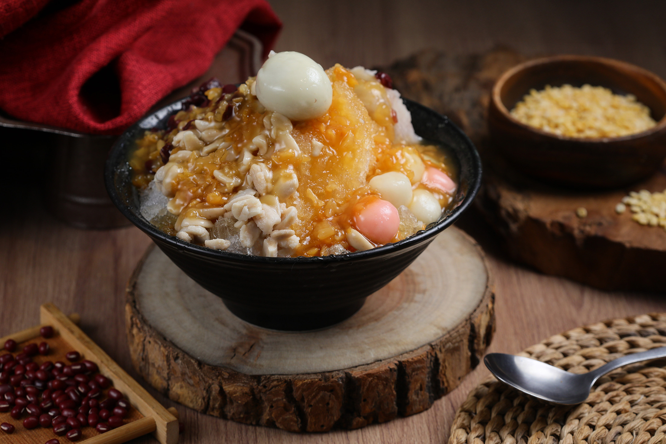 皇統冷熱冰以能夠品嘗到食材原始美味的冷熱冰深受桃園民眾喜愛，成功將南部冰品文化移植到北部。