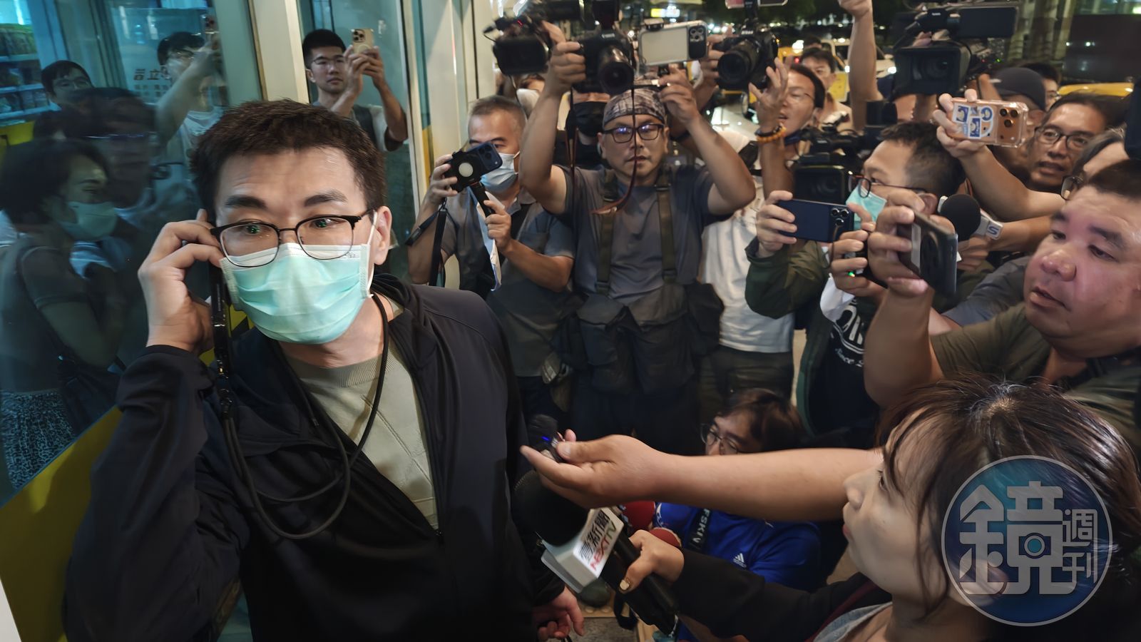 趙建銘深夜返台，稱自己不能說話