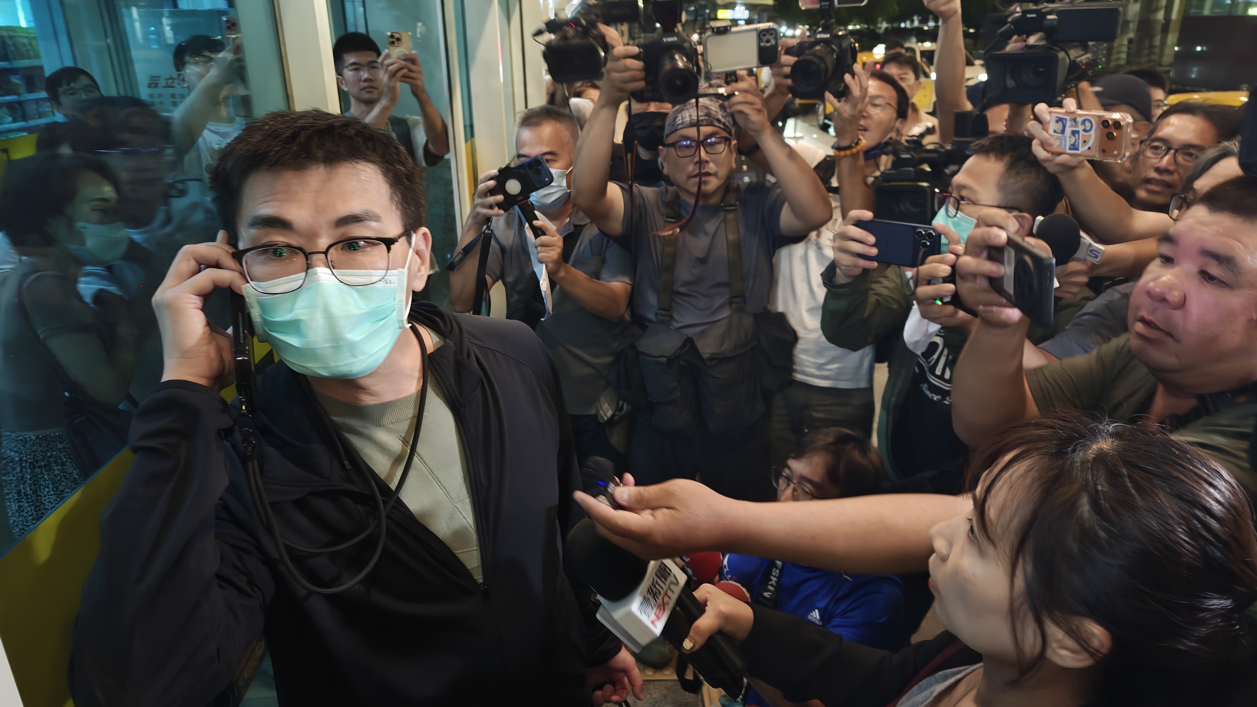 趙建銘深夜返台，稱自己不能說話。