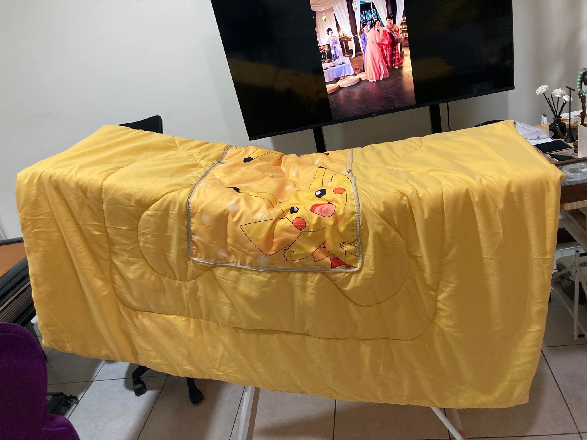 網友在社群貼出網購皮卡丘圖案的黃被，直呼「有種哀傷的感覺」，貼文引發網友熱議，稱看起來好莊嚴。（翻攝自爆廢公社）