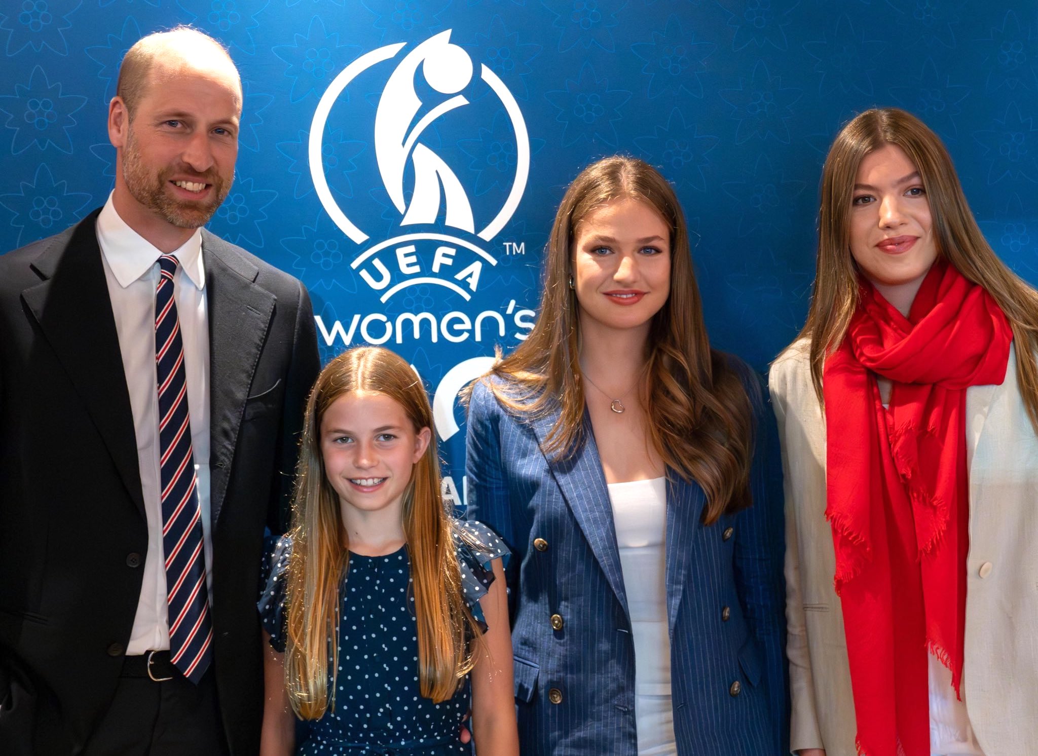 威廉王子（左起）、夏綠蒂公主、萊昂諾公主、索菲亞公主在足球賽場見面。（翻攝X@KensingtonRoyal）