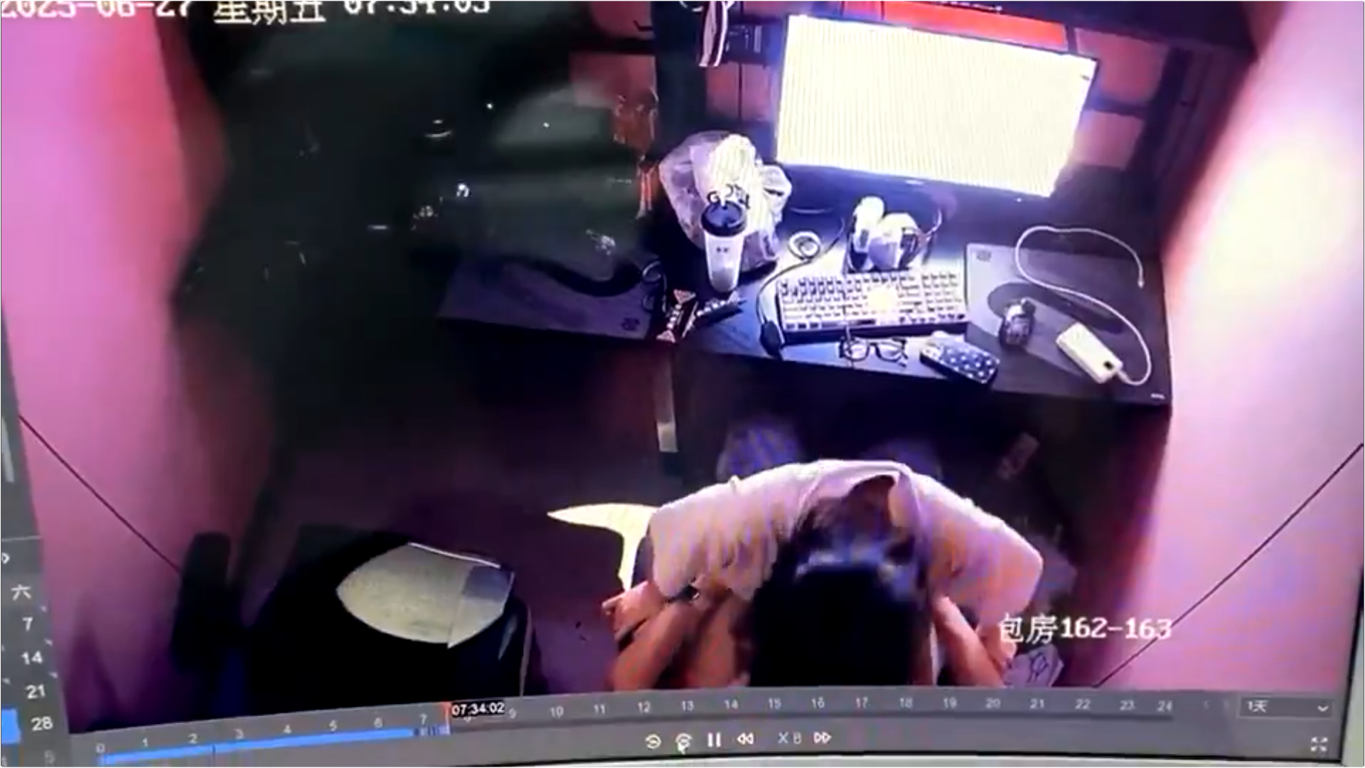 情侶網咖活春宮其實被工作人員盡收眼底。（翻攝X）
