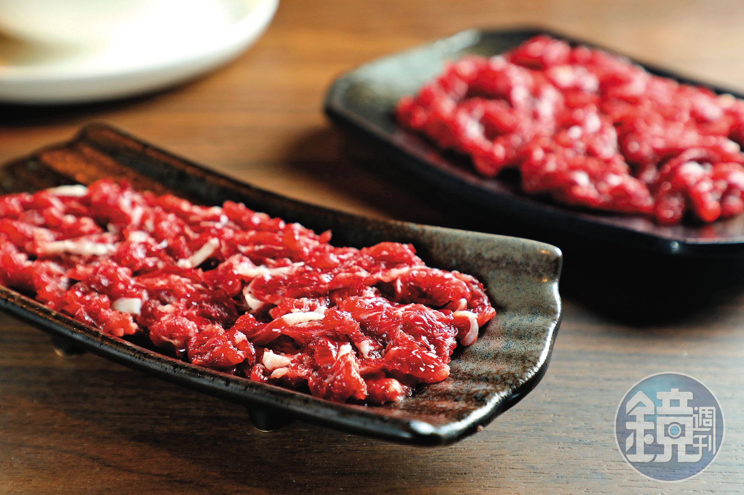 饕客最愛的「頂級上選溫體牛肉」(前,480元/份)和肉質鮮甜的「溫體赤身牛肉」(後,350元/份)。