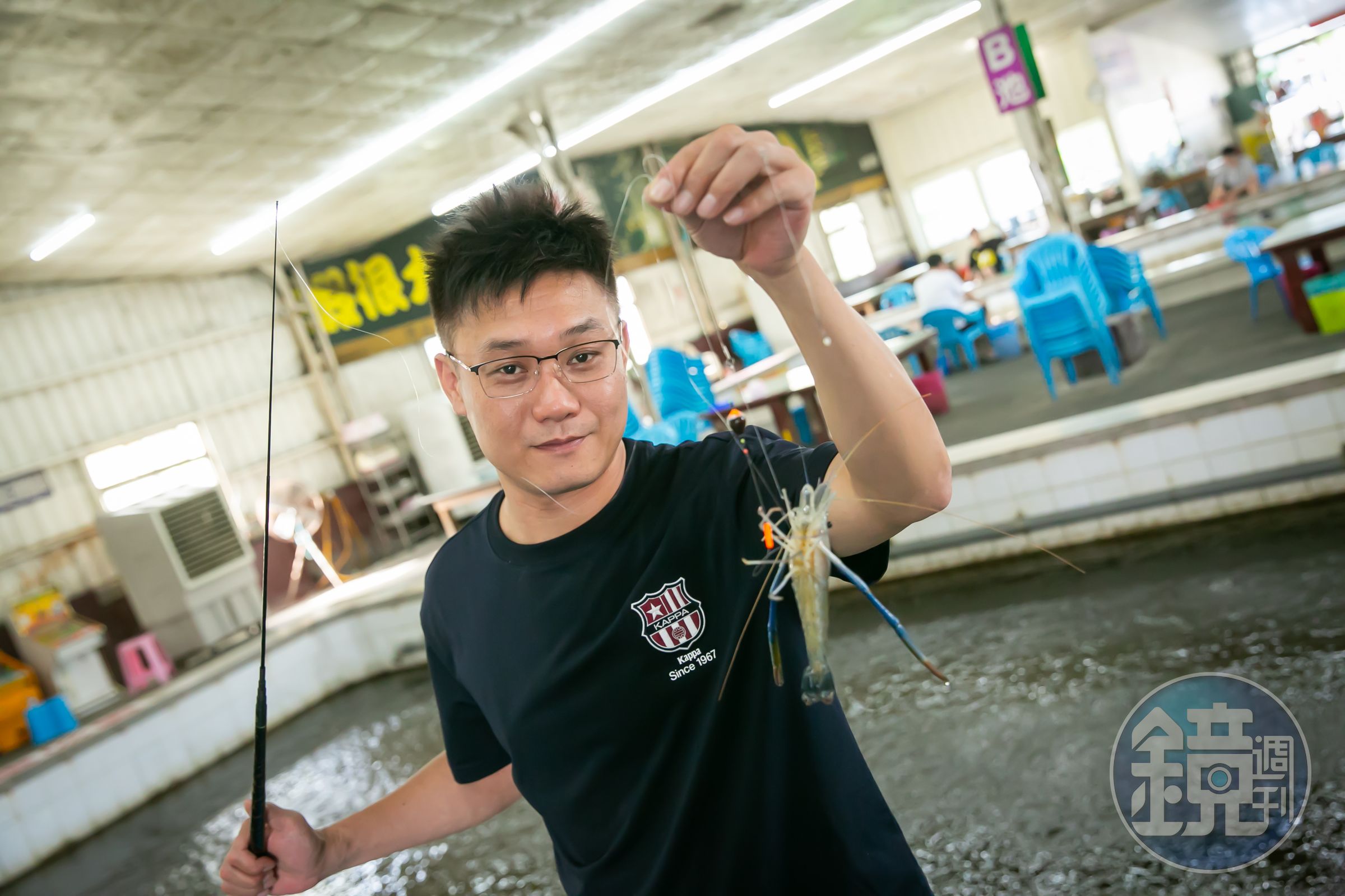 10年前，楊小錡因為愛吃蝦，一頭栽進釣蝦世界。他可以1天10小時泡在釣蝦場，在中國曾有1小時最多釣50隻的記錄。