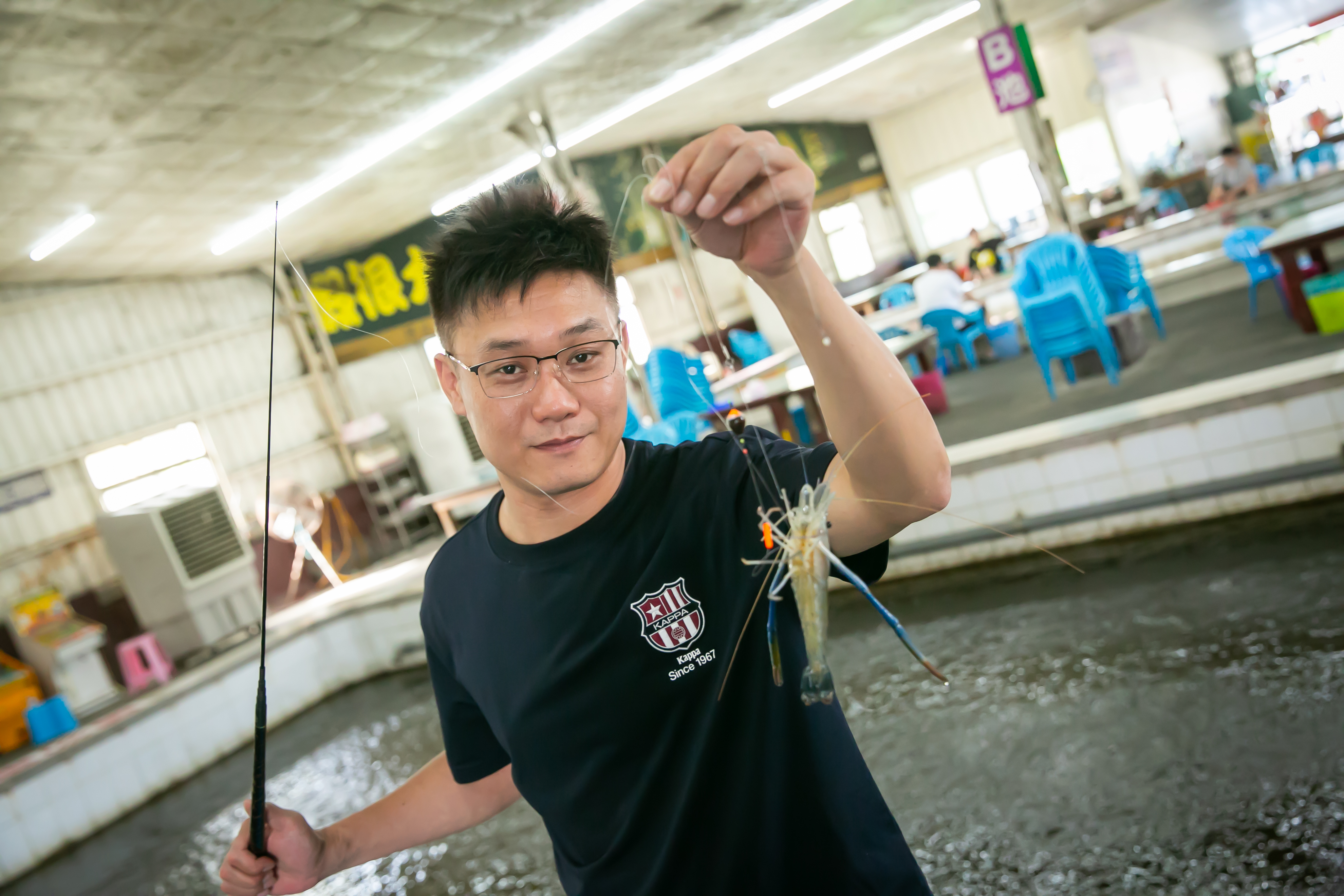 10年前，楊小錡因為愛吃蝦，一頭栽進釣蝦世界。他可以1天10小時泡在釣蝦場，在中國曾有1小時最多釣50隻的記錄。