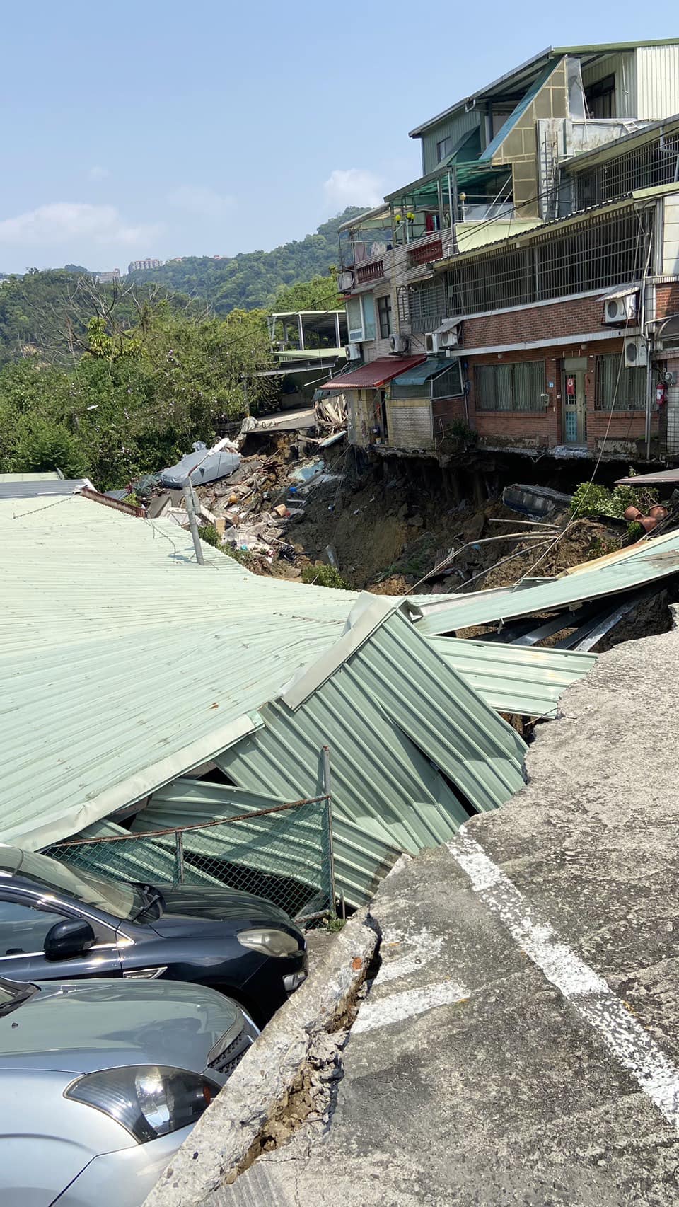 安泰路地基下陷情況嚴重,觸目驚心。(翻攝自陳儀君臉書)